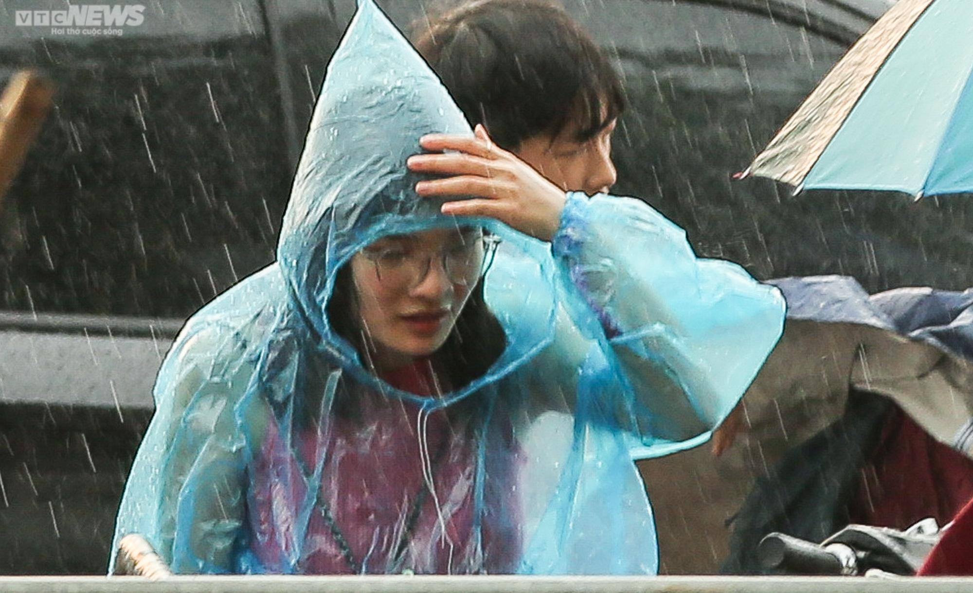 Người hâm mộ đứng dưới mưa trắng trời trước giờ diễn của BLACKPINK - 10