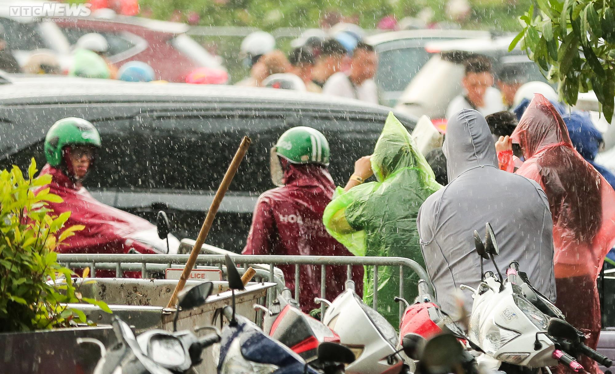 Người hâm mộ đứng dưới mưa trắng trời trước giờ diễn của BLACKPINK - 9