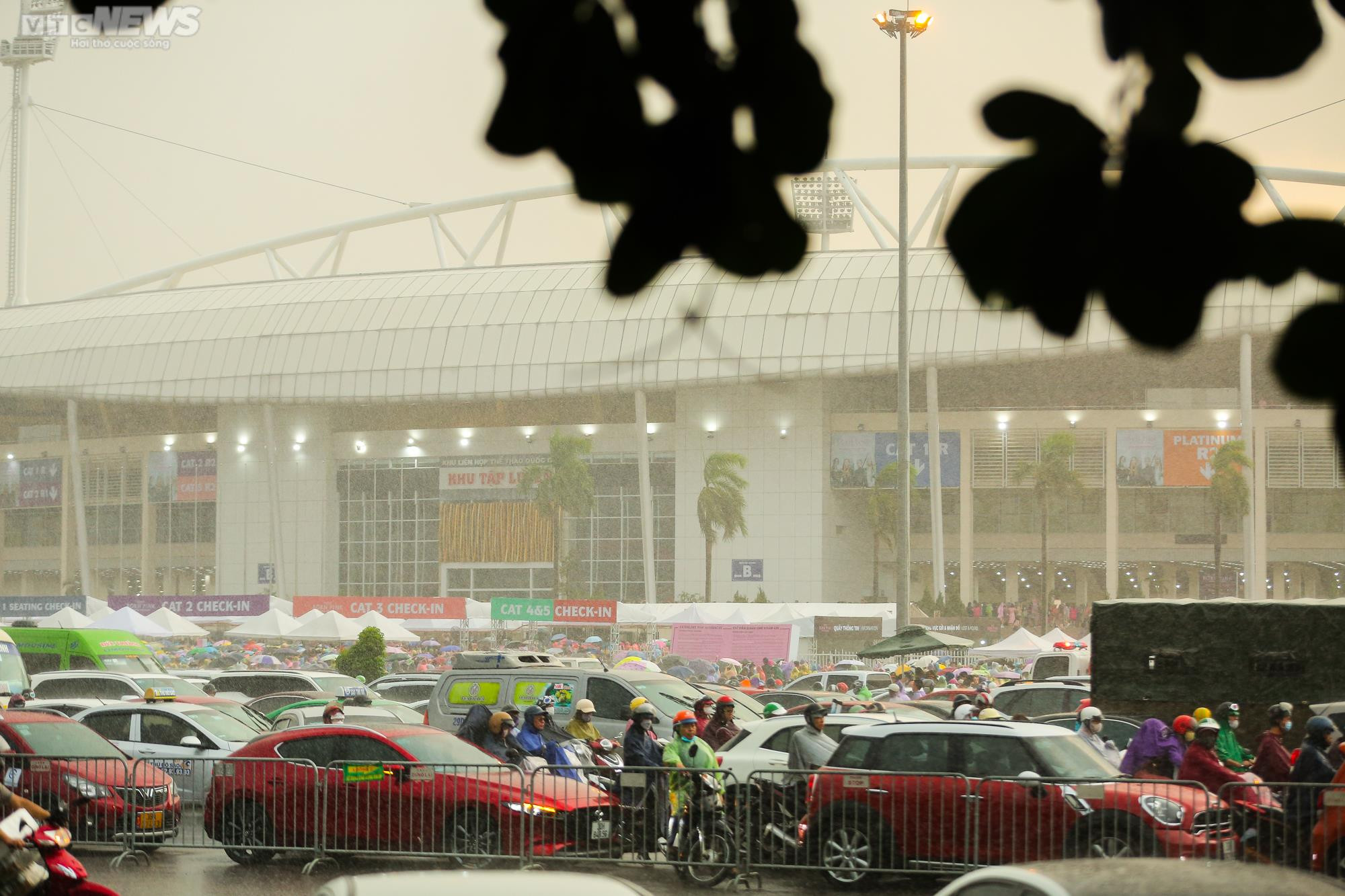 Người hâm mộ đứng dưới mưa trắng trời trước giờ diễn của BLACKPINK - 1