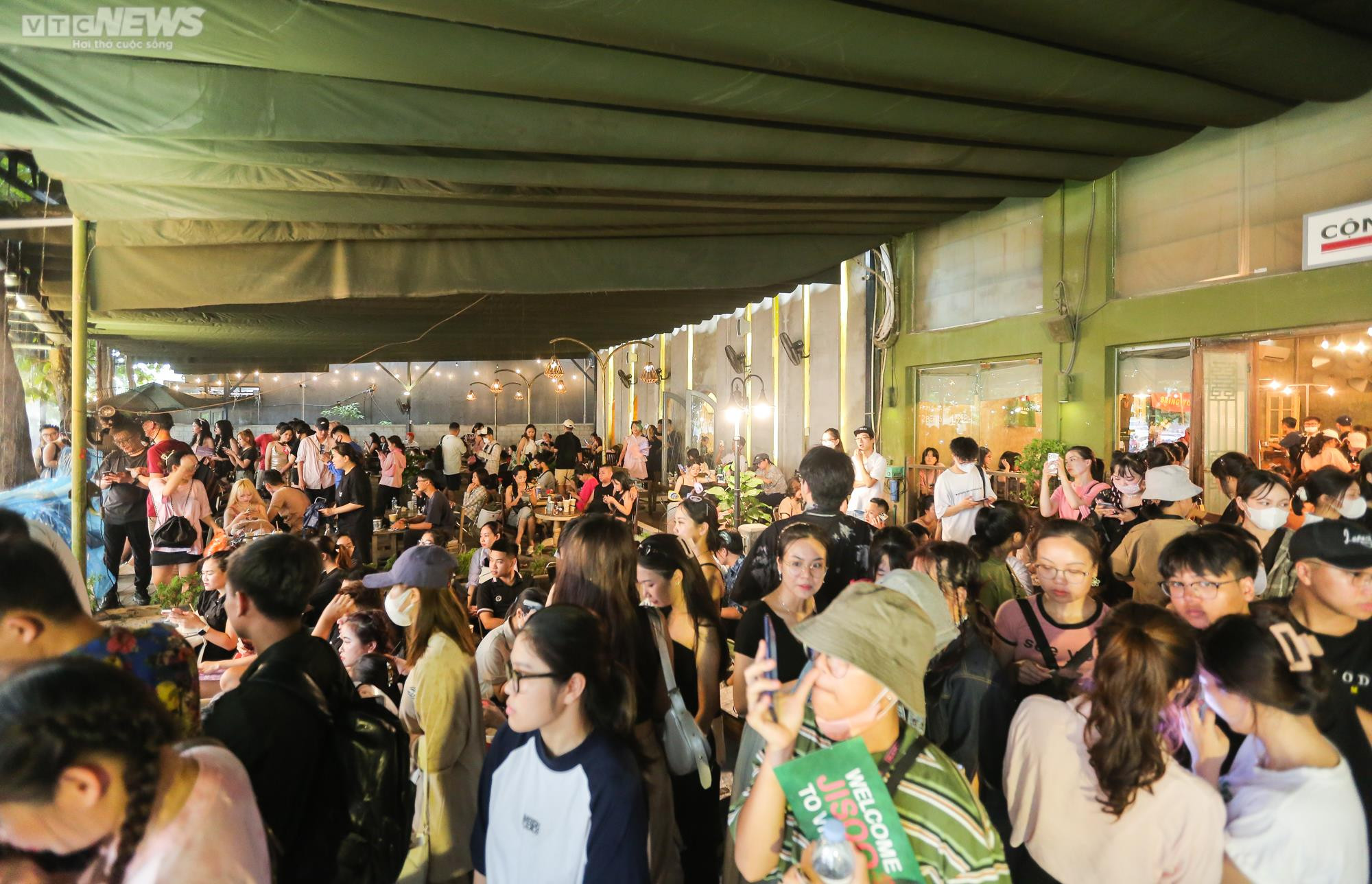 Người hâm mộ đứng dưới mưa trắng trời trước giờ diễn của BLACKPINK - 12