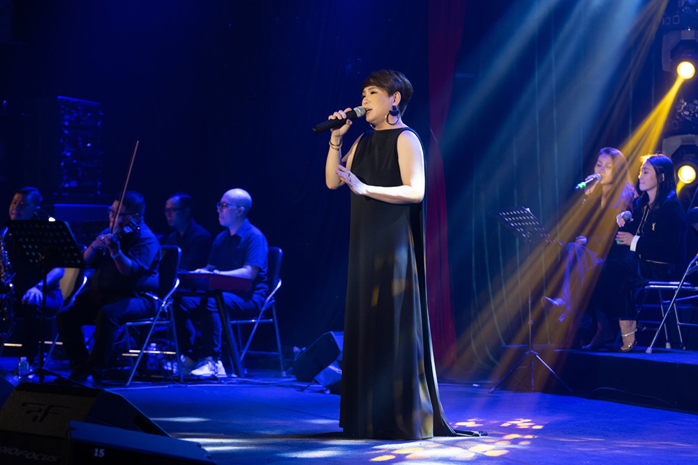 'Sầu nữ' Hương Giang nghẹn ngào hát tưởng nhớ chồng quá cố trong liveshow - 2