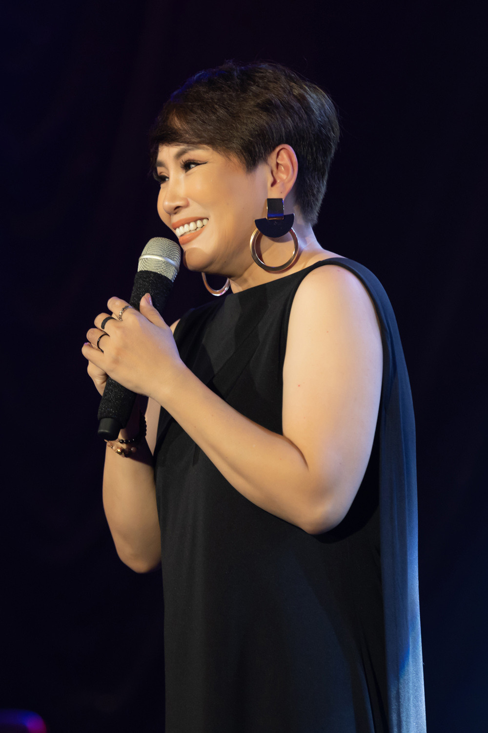 'Sầu nữ' Hương Giang nghẹn ngào hát tưởng nhớ chồng quá cố trong liveshow - 3