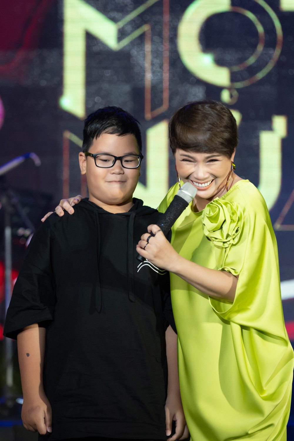 'Sầu nữ' Hương Giang nghẹn ngào hát tưởng nhớ chồng quá cố trong liveshow - 6