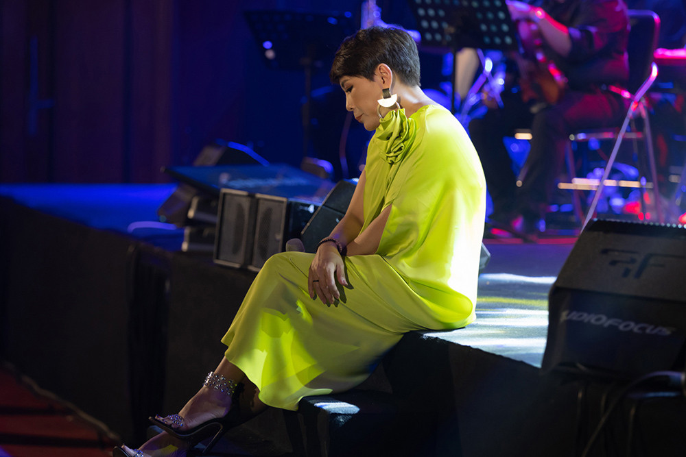 'Sầu nữ' Hương Giang nghẹn ngào hát tưởng nhớ chồng quá cố trong liveshow - 7