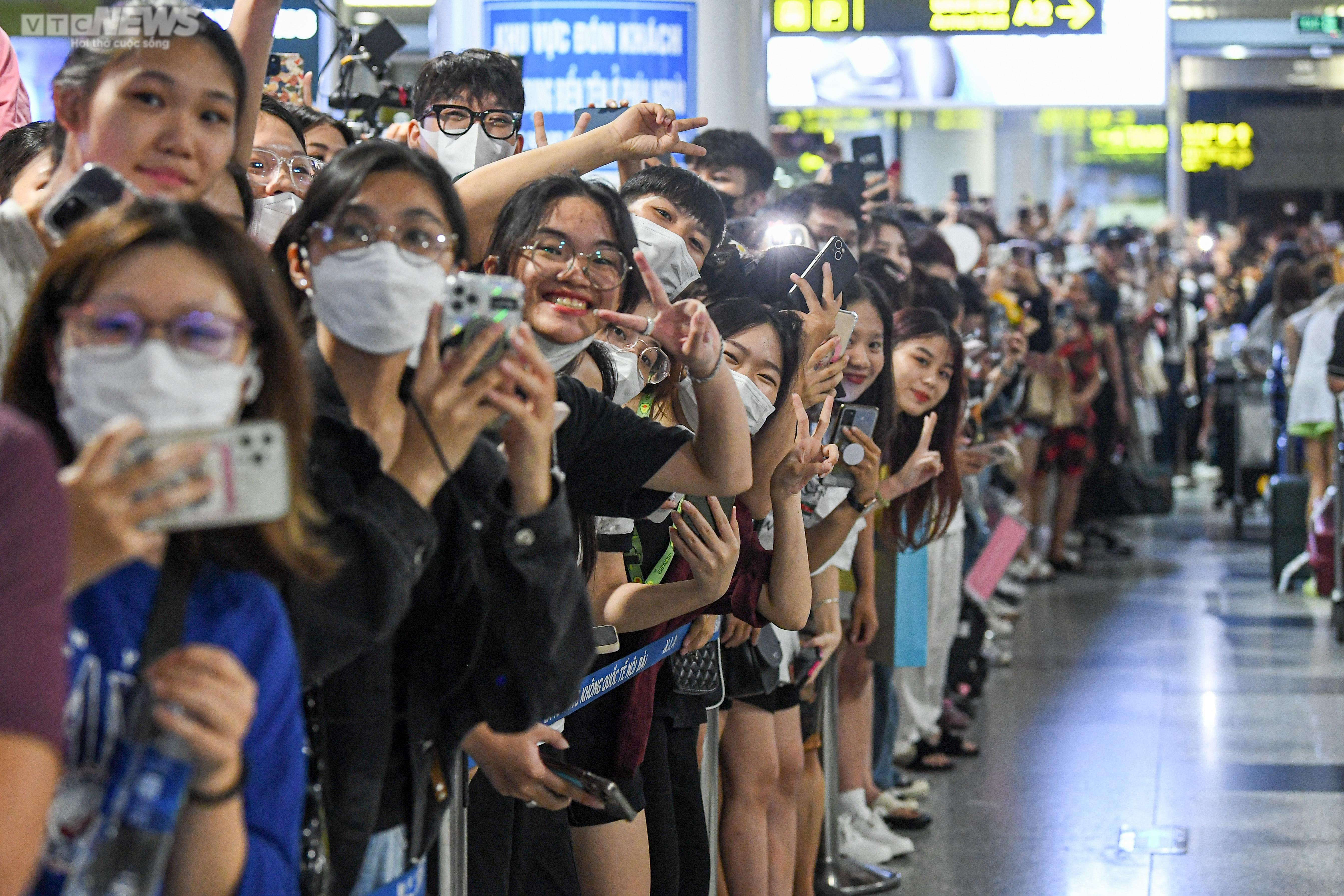 Người hâm mộ vây kín sân bay Nội Bài giữa đêm, chờ đón nhóm nhạc BLACKPINK - 4