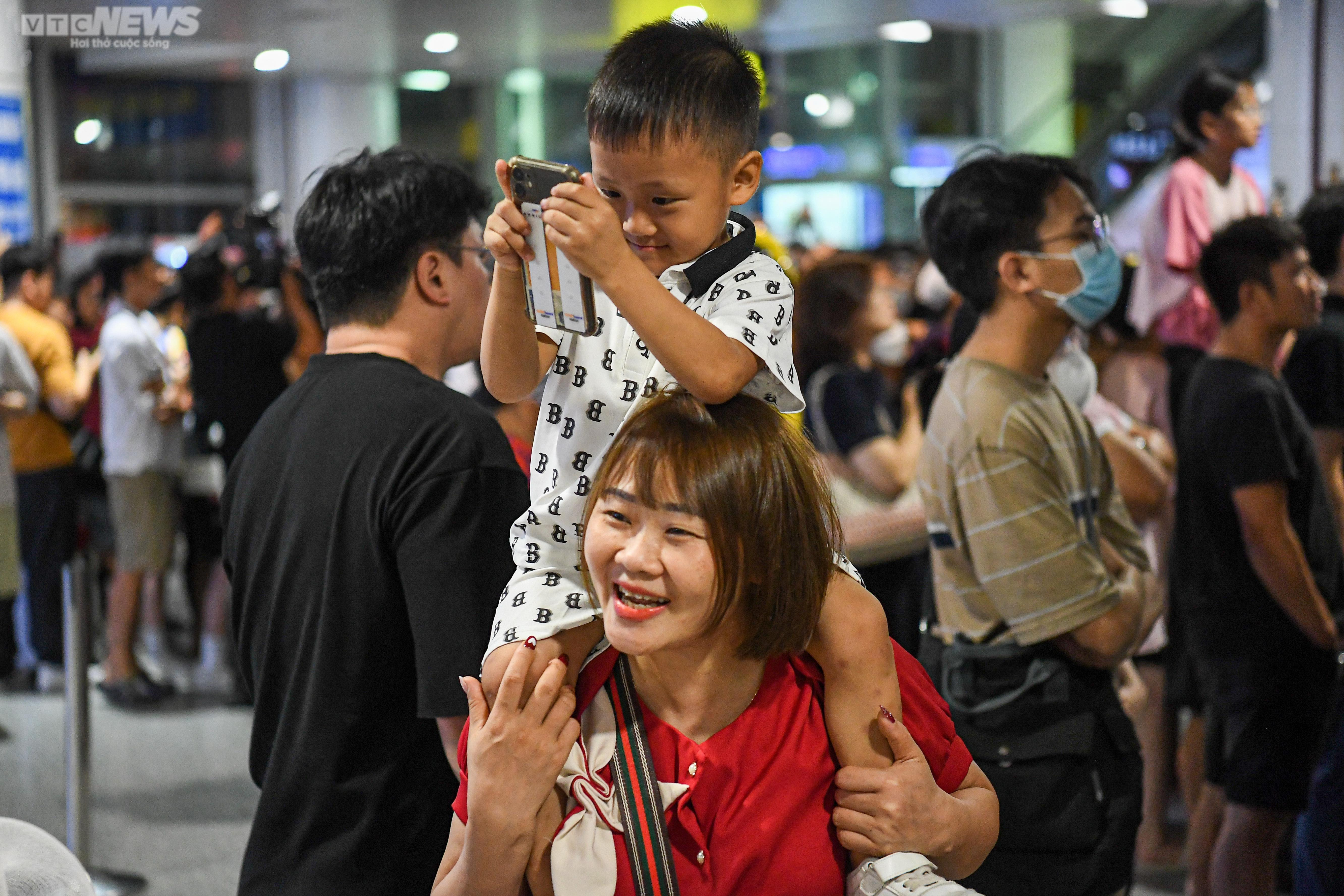 Người hâm mộ vây kín sân bay Nội Bài giữa đêm, chờ đón nhóm nhạc BLACKPINK - 9