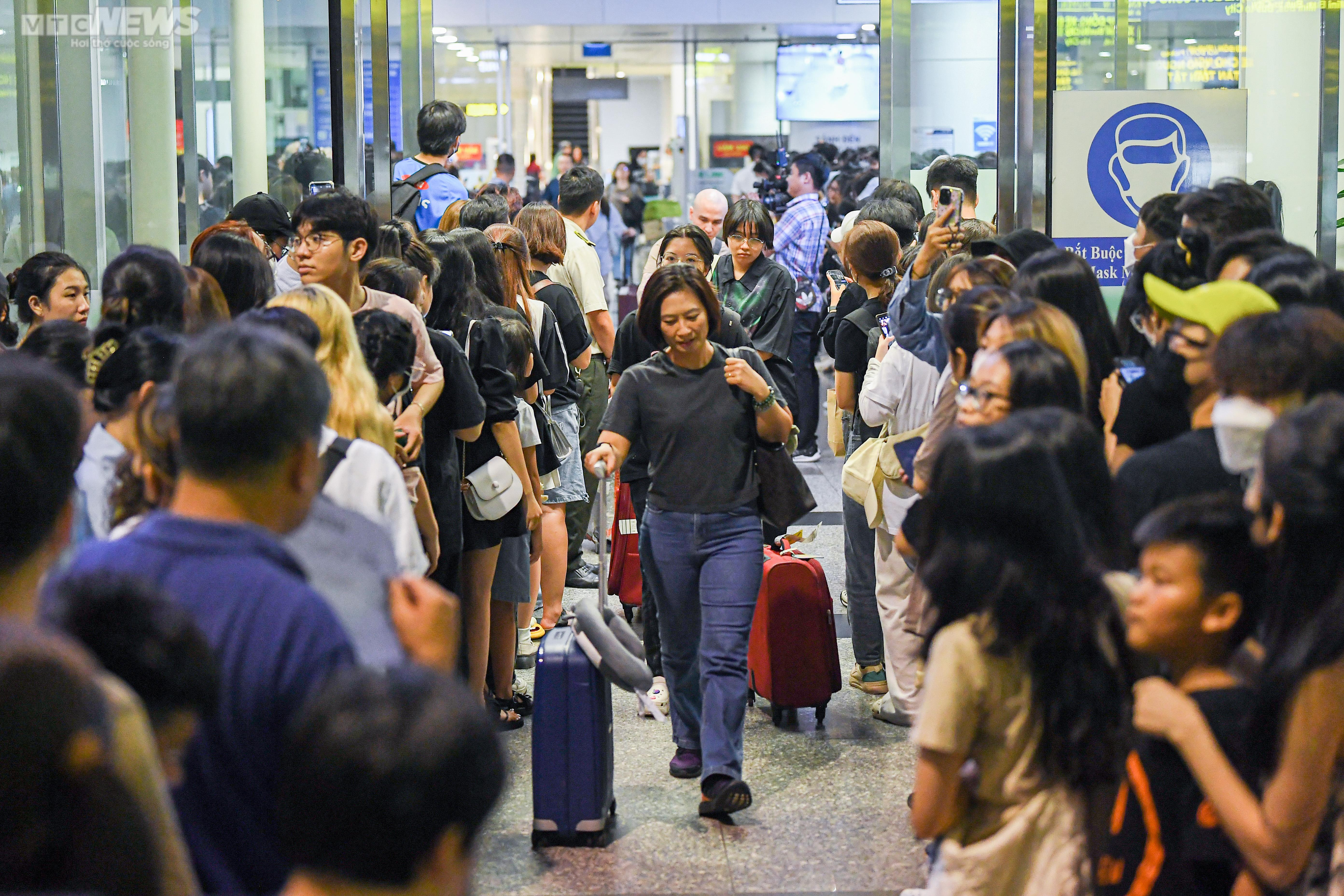 Người hâm mộ vây kín sân bay Nội Bài giữa đêm, chờ đón nhóm nhạc BLACKPINK - 15