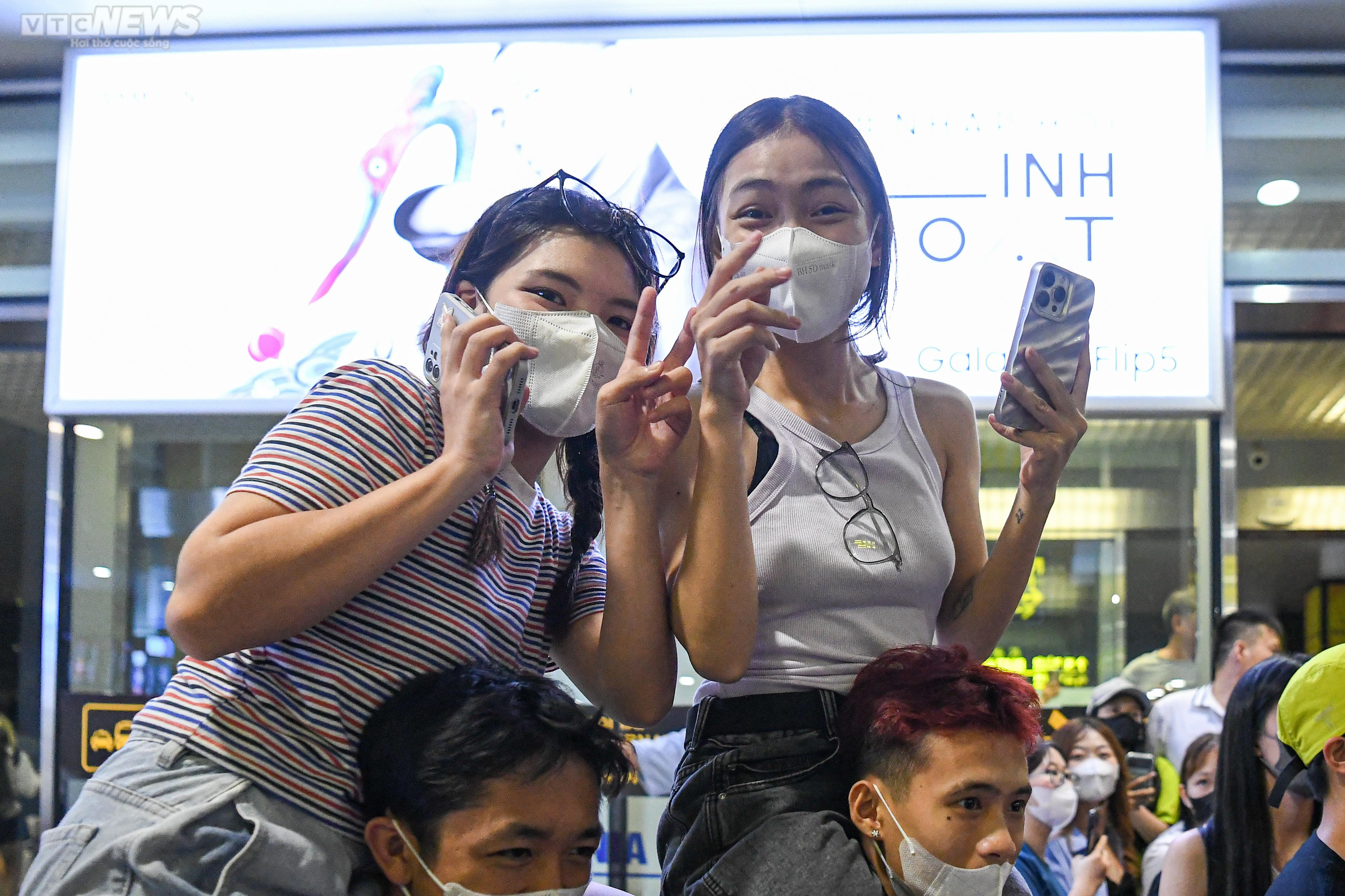 Người hâm mộ vây kín sân bay Nội Bài giữa đêm, chờ đón nhóm nhạc BLACKPINK - 10
