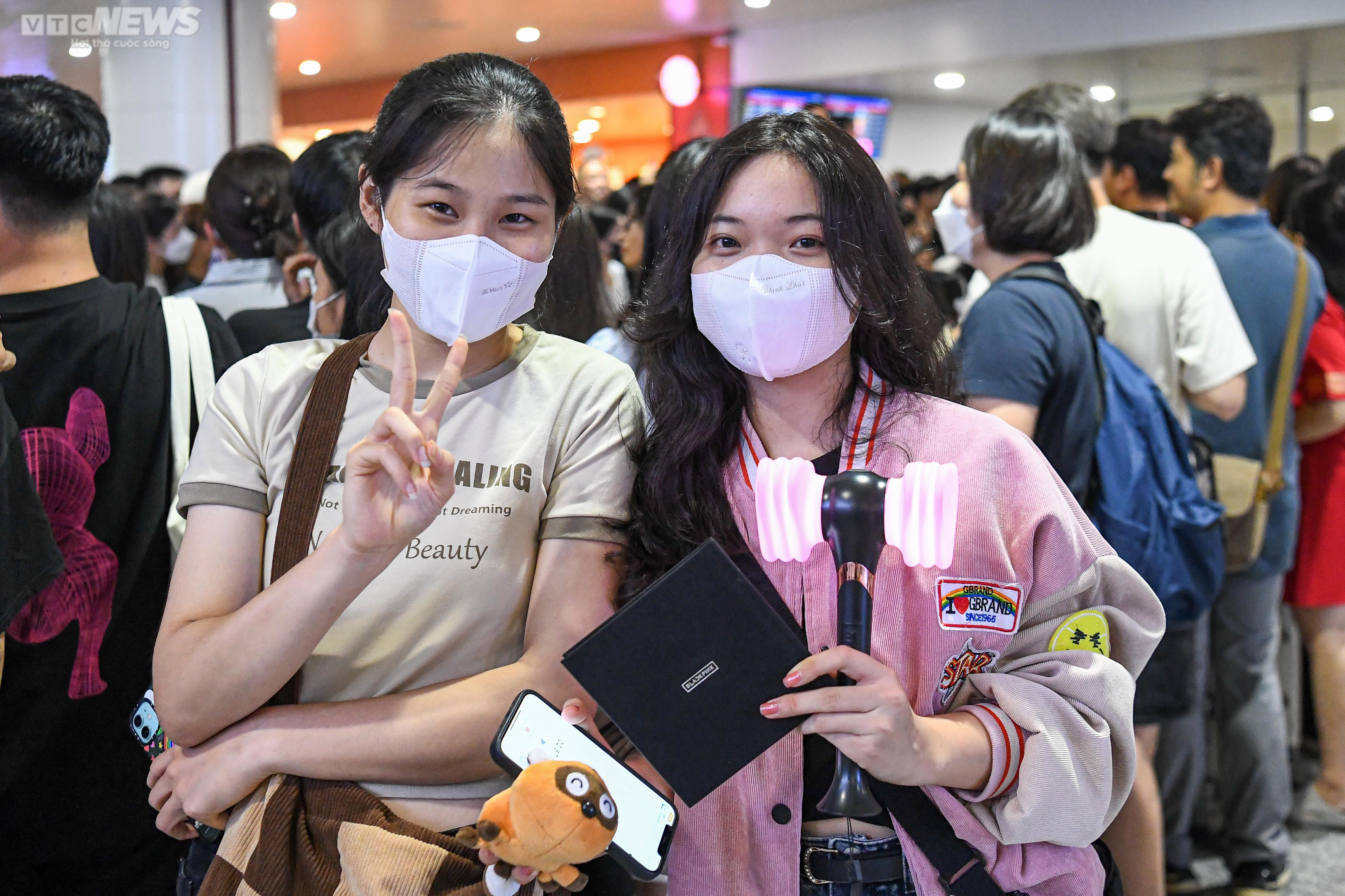 Người hâm mộ vây kín sân bay Nội Bài giữa đêm, chờ đón nhóm nhạc BLACKPINK - 13