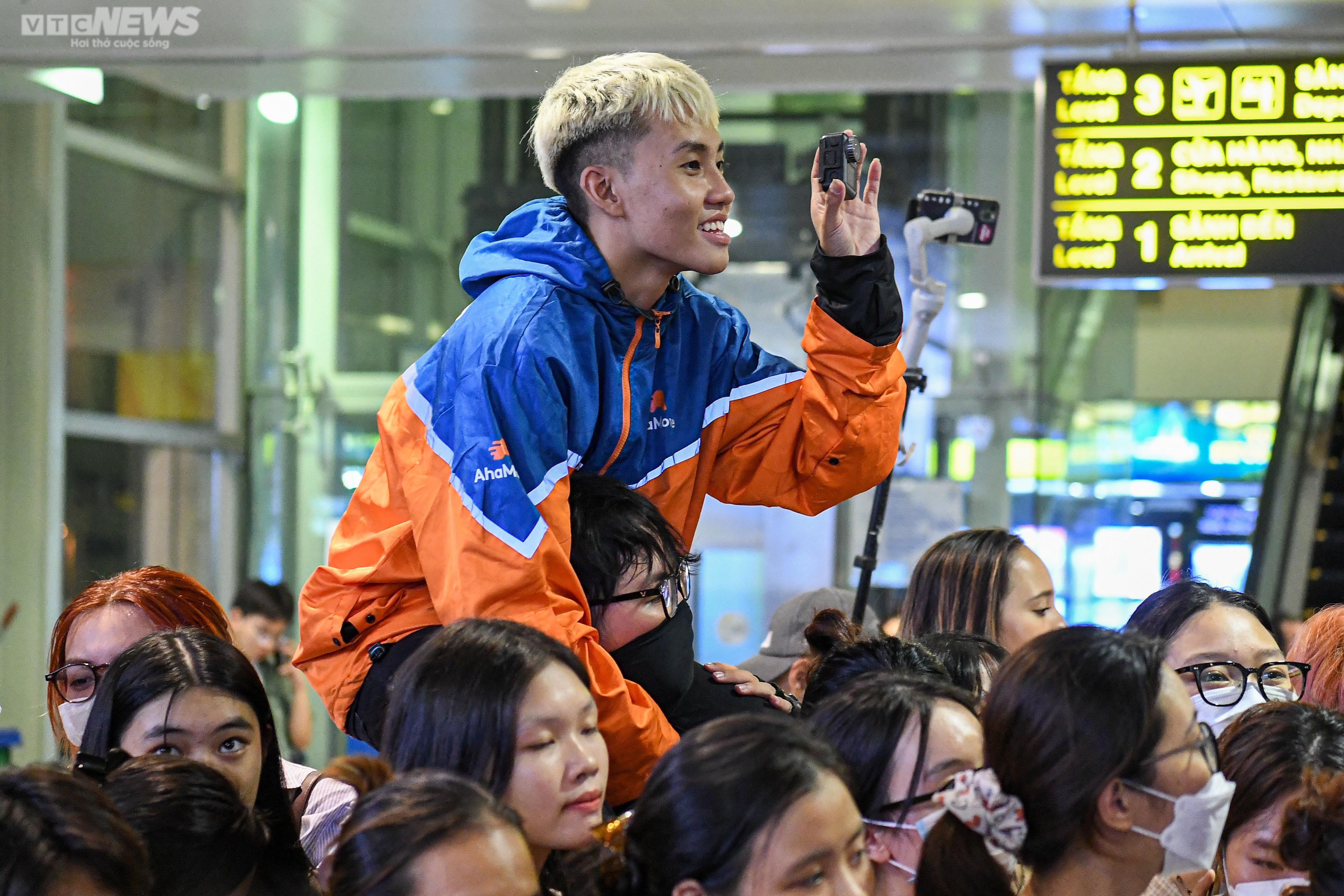 Người hâm mộ vây kín sân bay Nội Bài giữa đêm, chờ đón nhóm nhạc BLACKPINK - 11