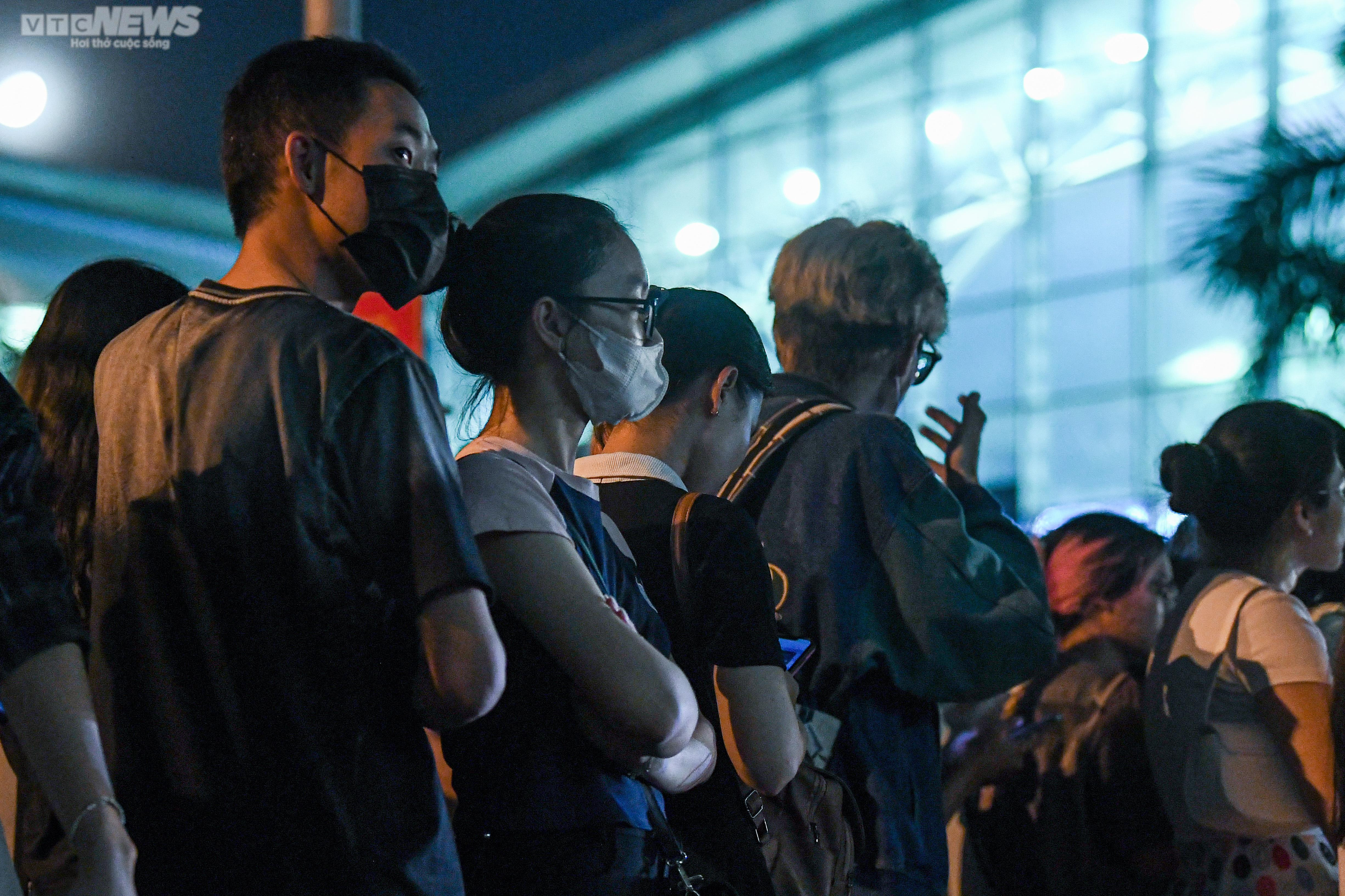 Người hâm mộ đón BLACKPINK tại sân bay: Căng mắt chờ đợi, hớt hải chạy đi tìm thần tượng - 5