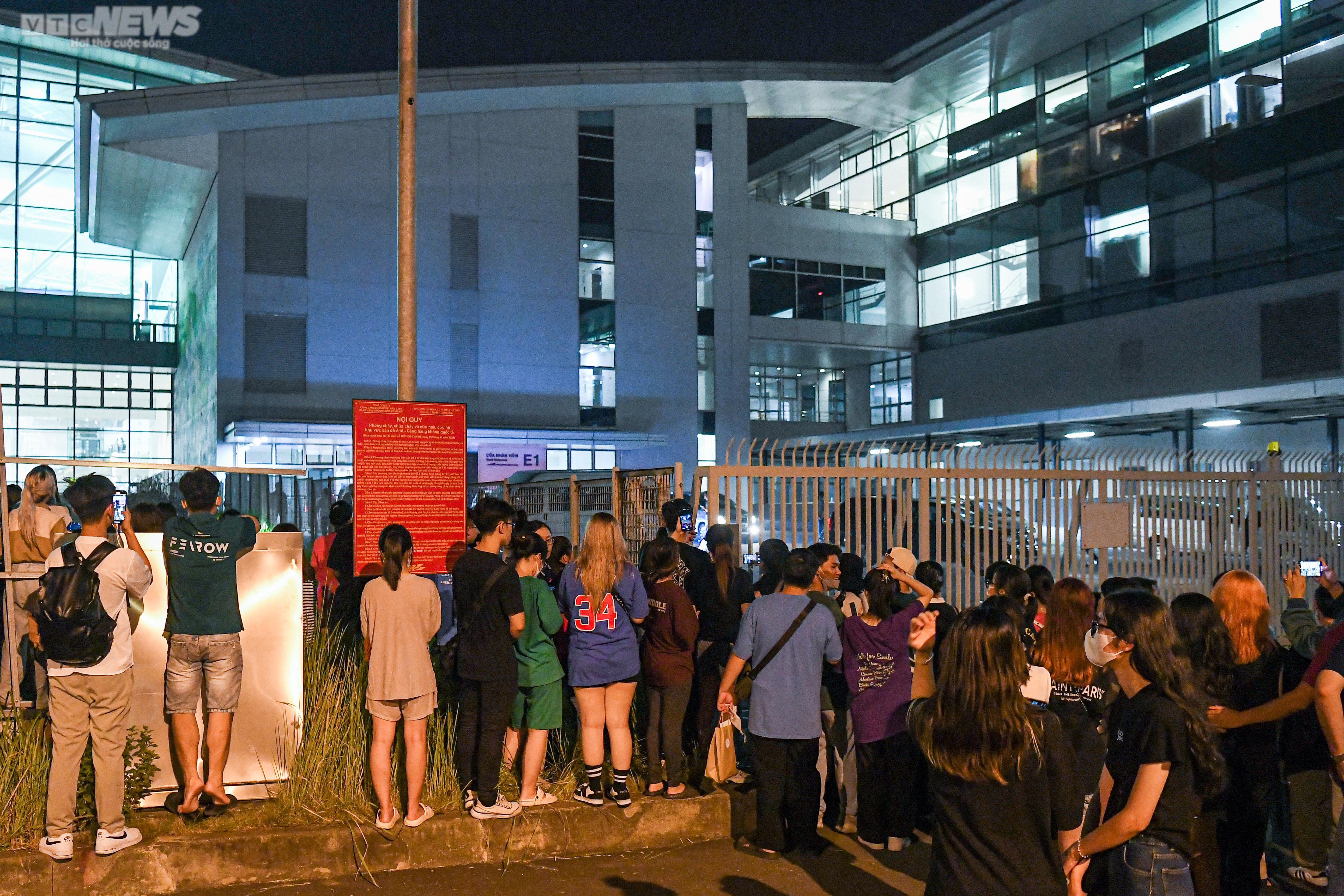 Người hâm mộ đón BLACKPINK tại sân bay: Căng mắt chờ đợi, hớt hải chạy đi tìm thần tượng - 3