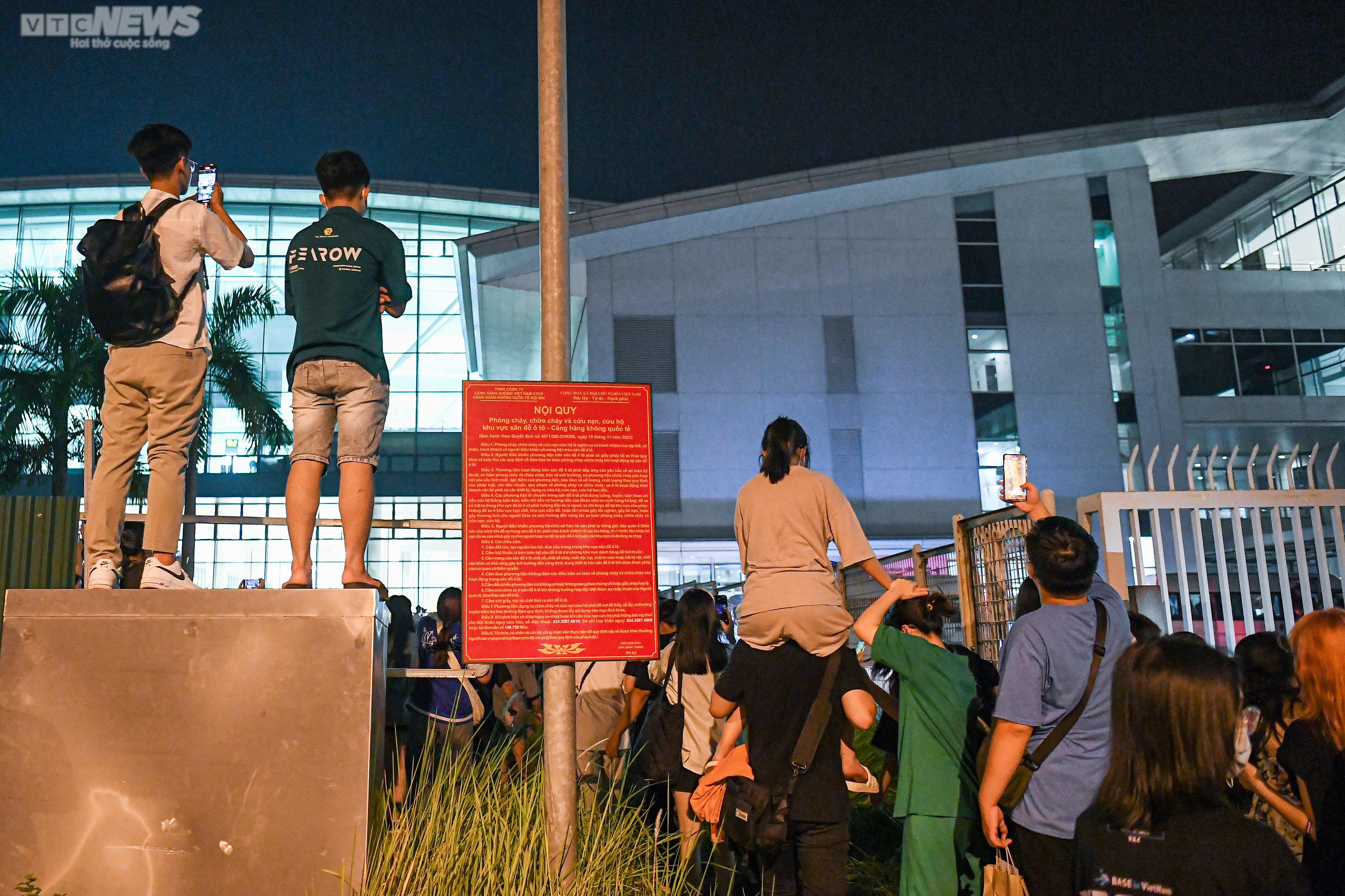 Người hâm mộ đón BLACKPINK tại sân bay: Căng mắt chờ đợi, hớt hải chạy đi tìm thần tượng - 6