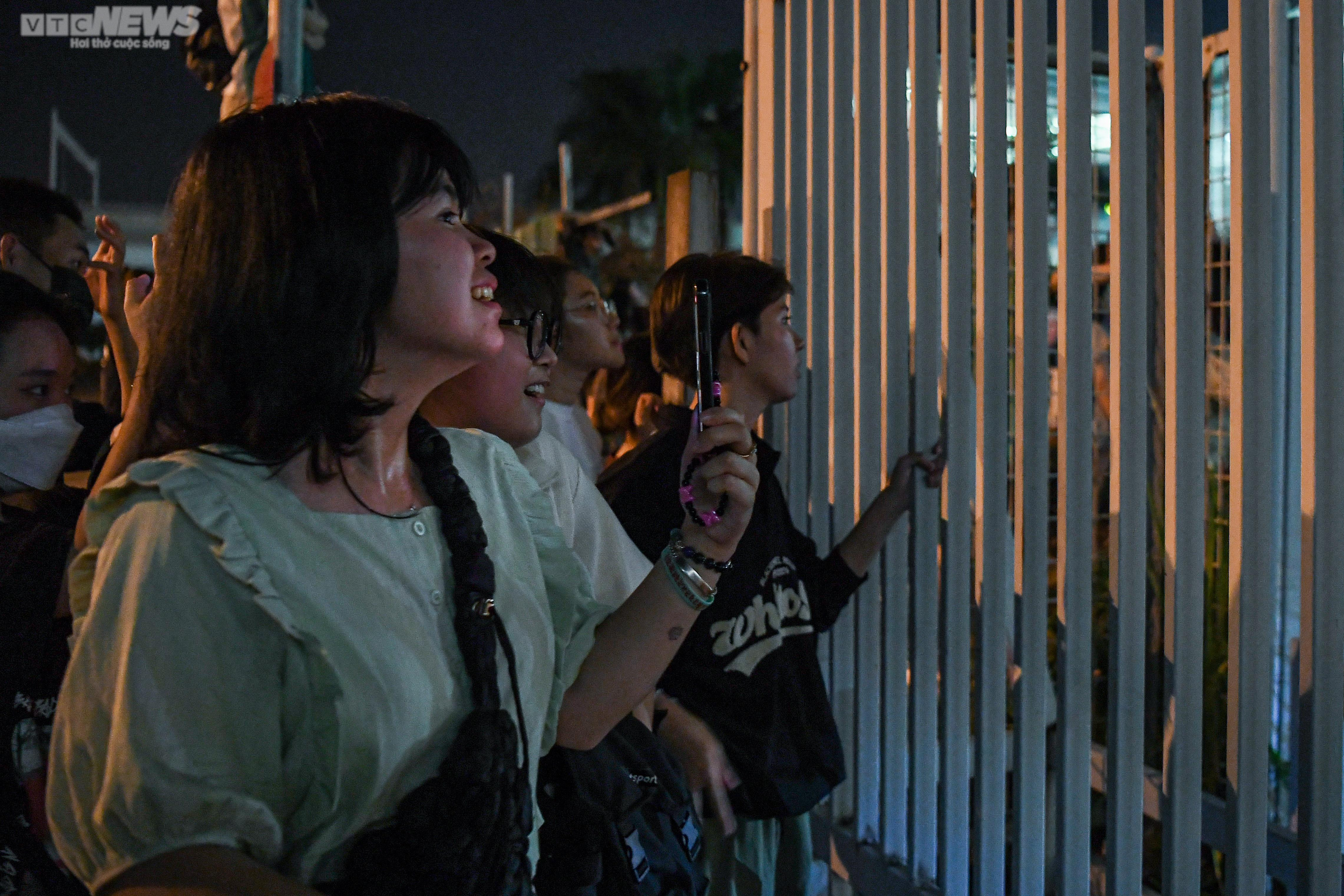 Người hâm mộ đón BLACKPINK tại sân bay: Căng mắt chờ đợi, hớt hải chạy đi tìm thần tượng - 4