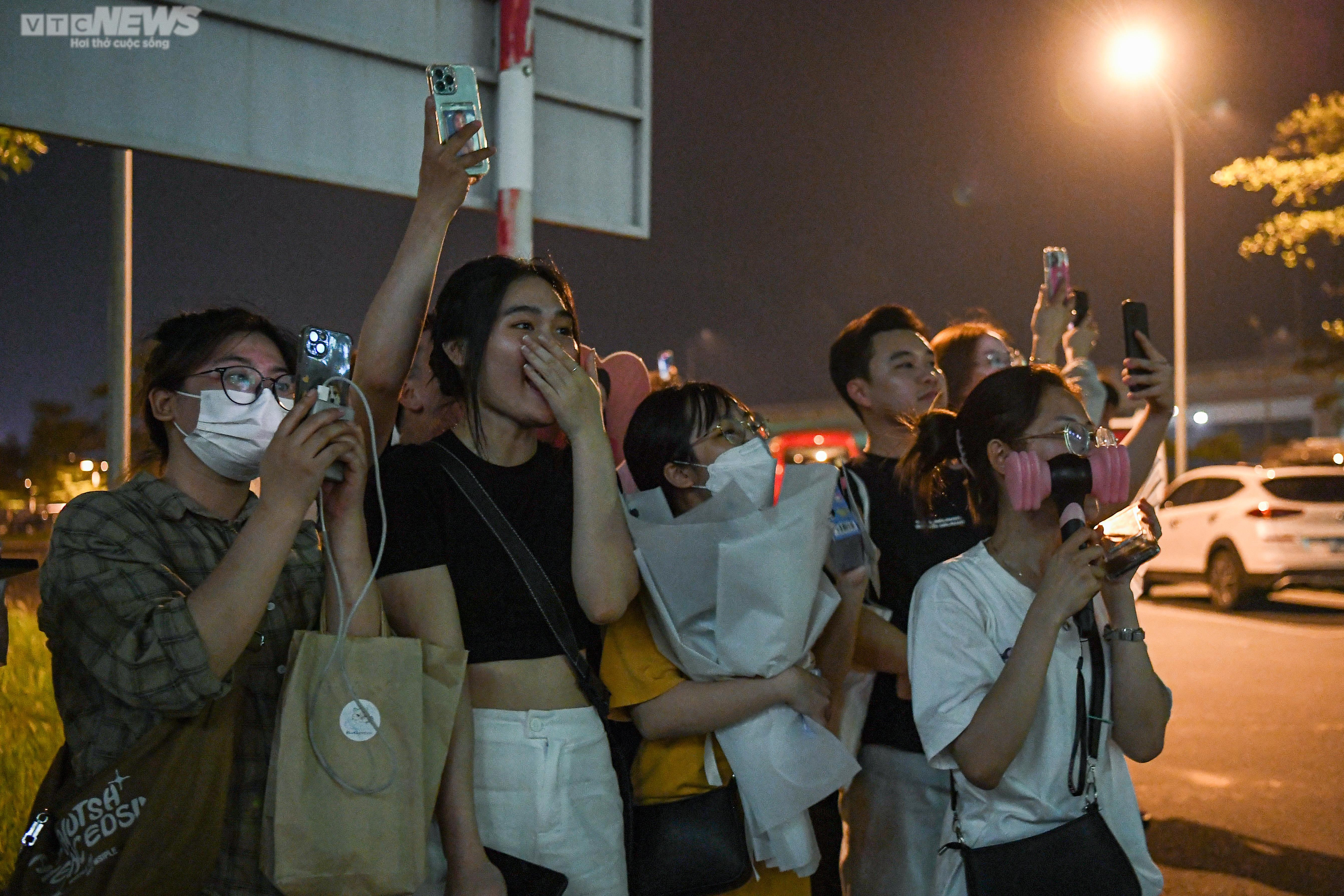 Người hâm mộ đón BLACKPINK tại sân bay: Căng mắt chờ đợi, hớt hải chạy đi tìm thần tượng - 10