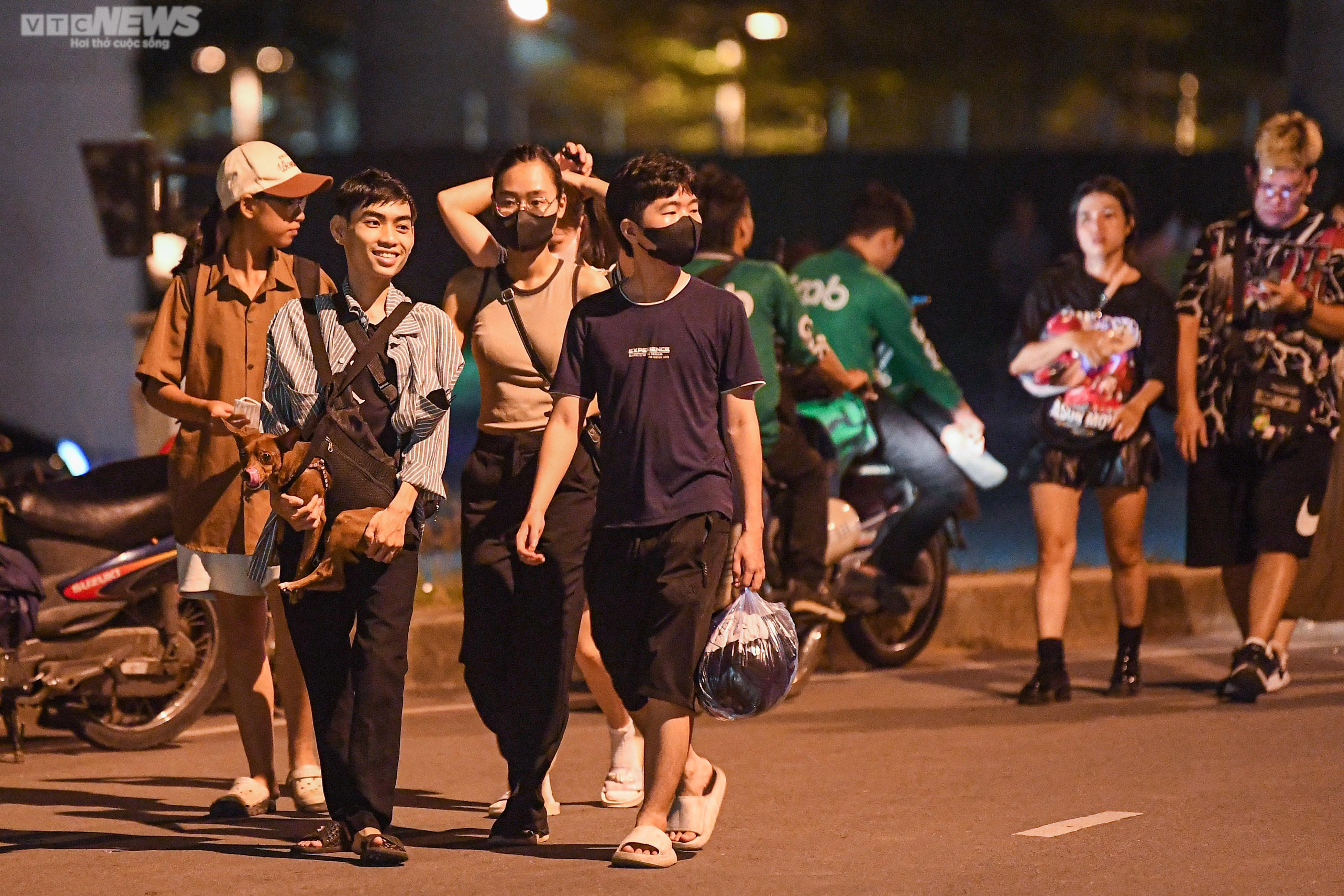 Người hâm mộ đón BLACKPINK tại sân bay: Căng mắt chờ đợi, hớt hải chạy đi tìm thần tượng - 12