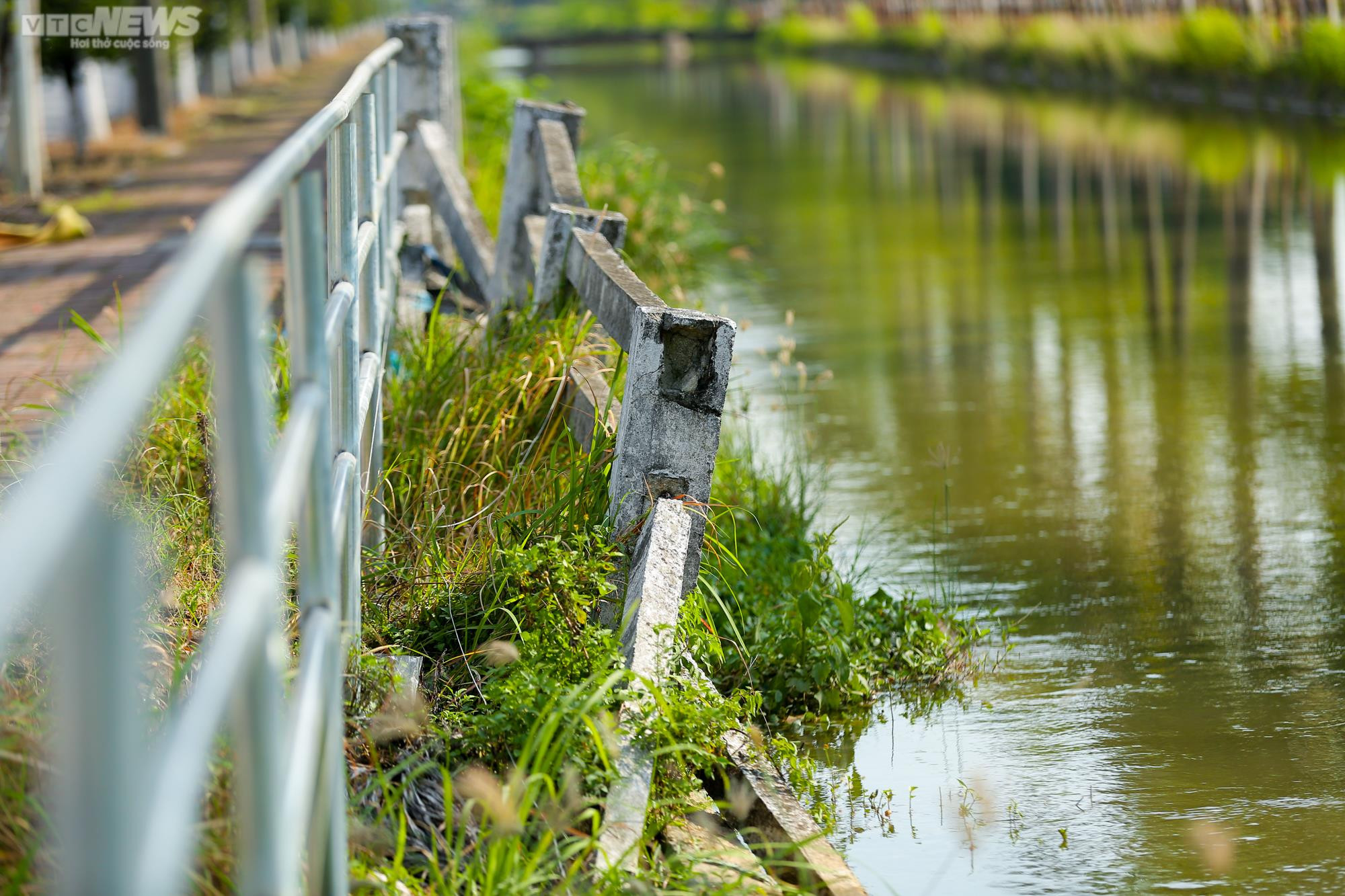 Dân ngoại thành Hà Nội thấp thỏm đi qua đoạn kênh sạt lở, không có lan can - 3