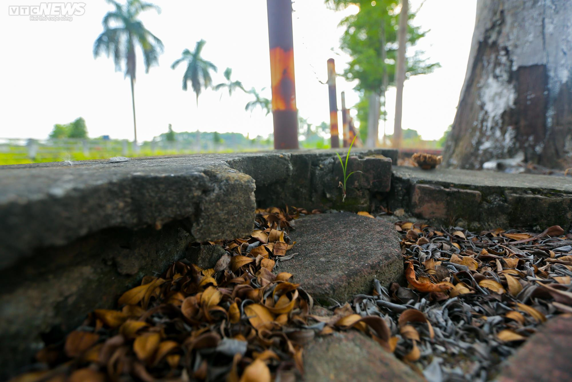 Dân ngoại thành Hà Nội thấp thỏm đi qua đoạn kênh sạt lở, không có lan can - 11