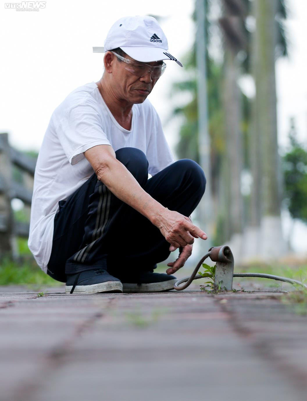 Dân ngoại thành Hà Nội thấp thỏm đi qua đoạn kênh sạt lở, không có lan can - 9