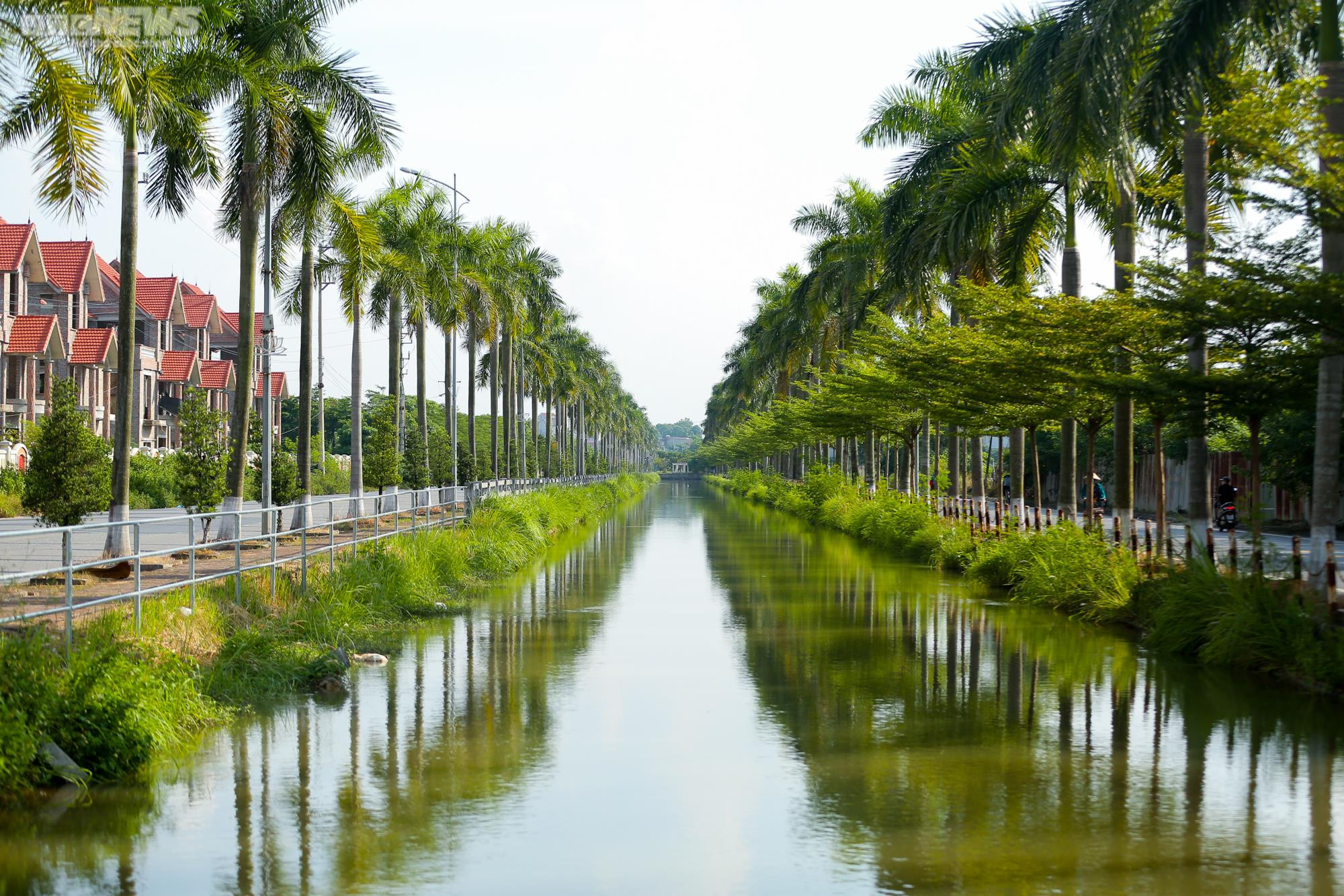 Dân ngoại thành Hà Nội thấp thỏm đi qua đoạn kênh sạt lở, không có lan can - 2