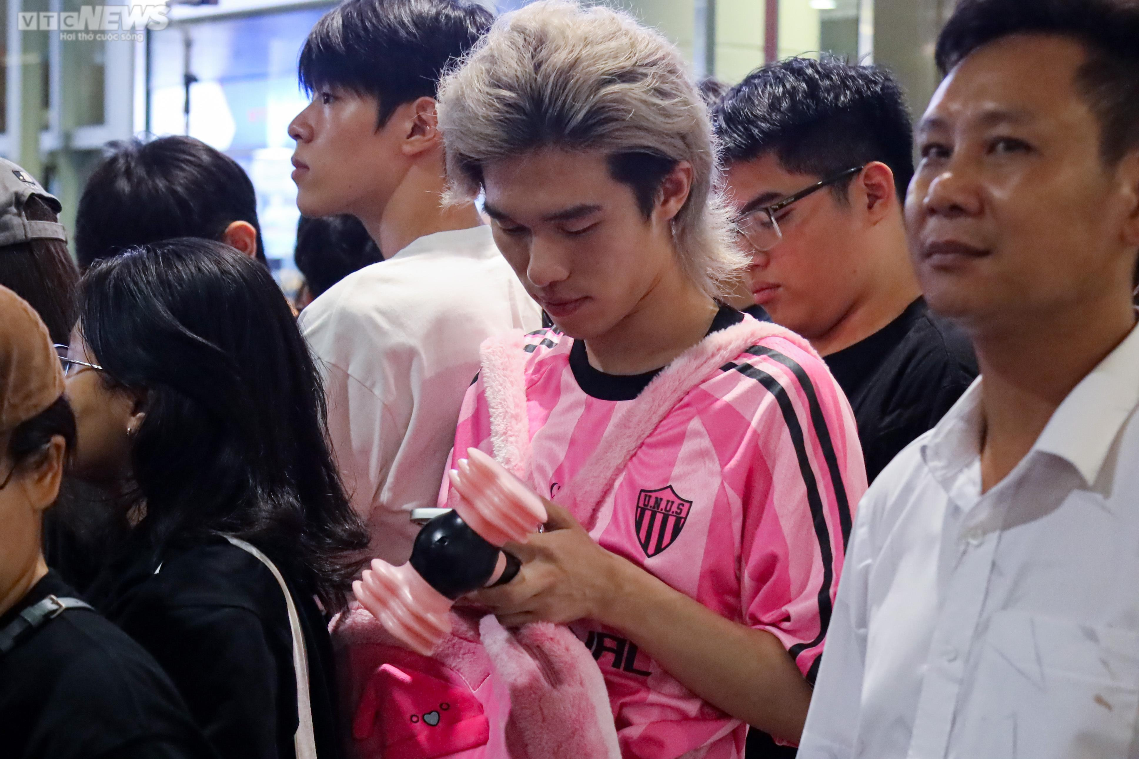 Người hâm mộ vây kín sân bay Nội Bài giữa đêm, chờ đón nhóm nhạc BLACKPINK - 14