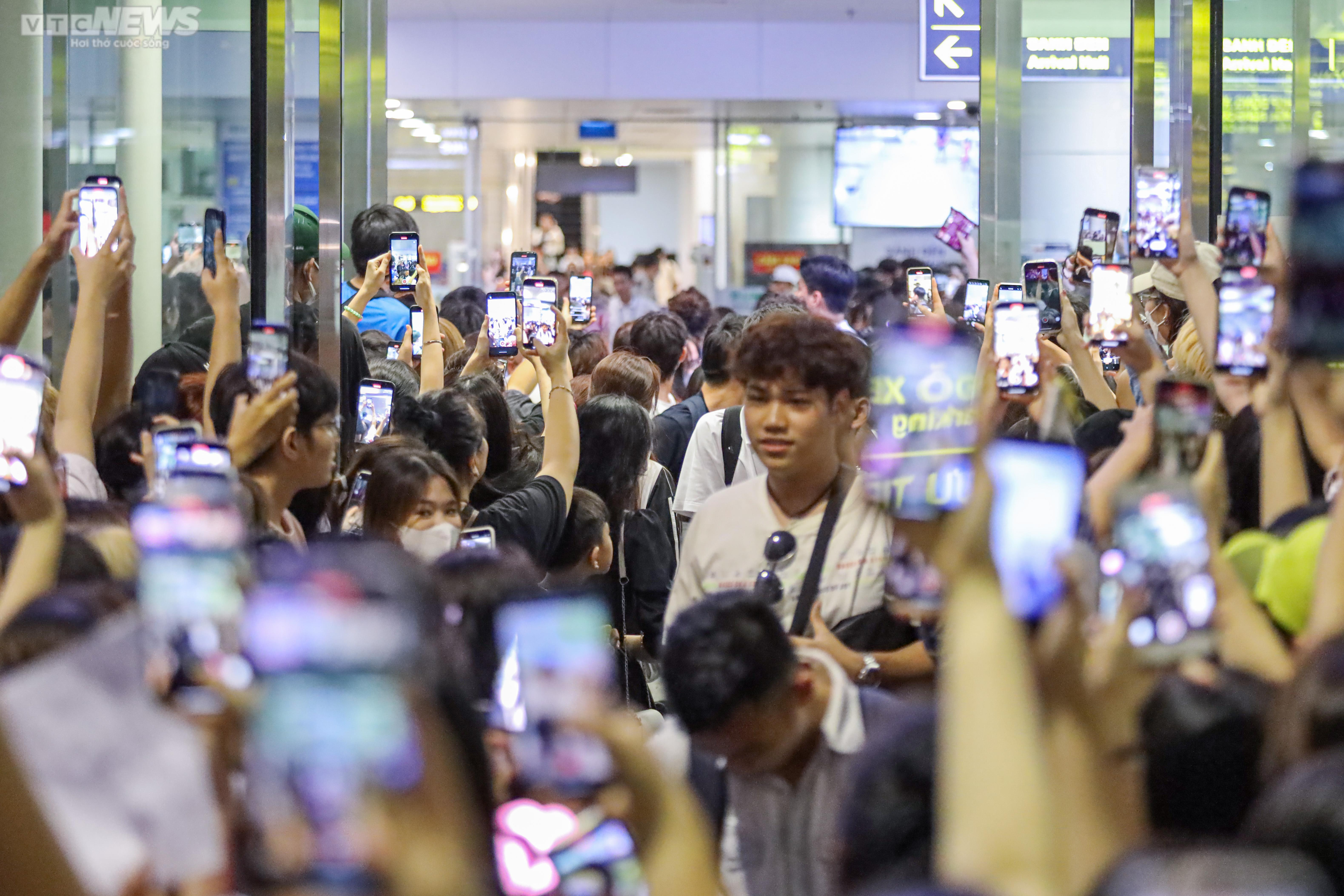 Người hâm mộ vây kín sân bay Nội Bài giữa đêm, chờ đón nhóm nhạc BLACKPINK - 7