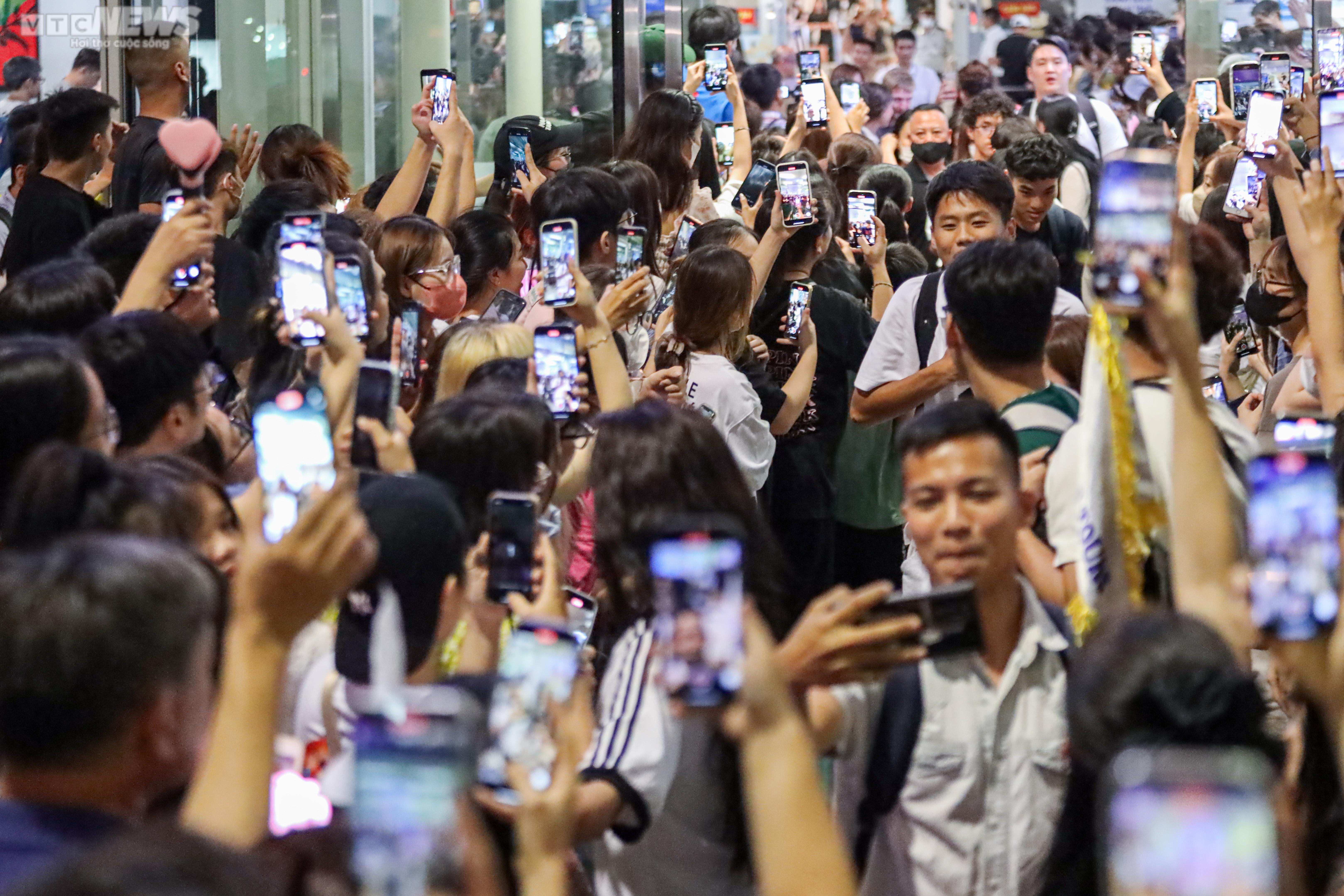 Người hâm mộ vây kín sân bay Nội Bài giữa đêm, chờ đón nhóm nhạc BLACKPINK - 8