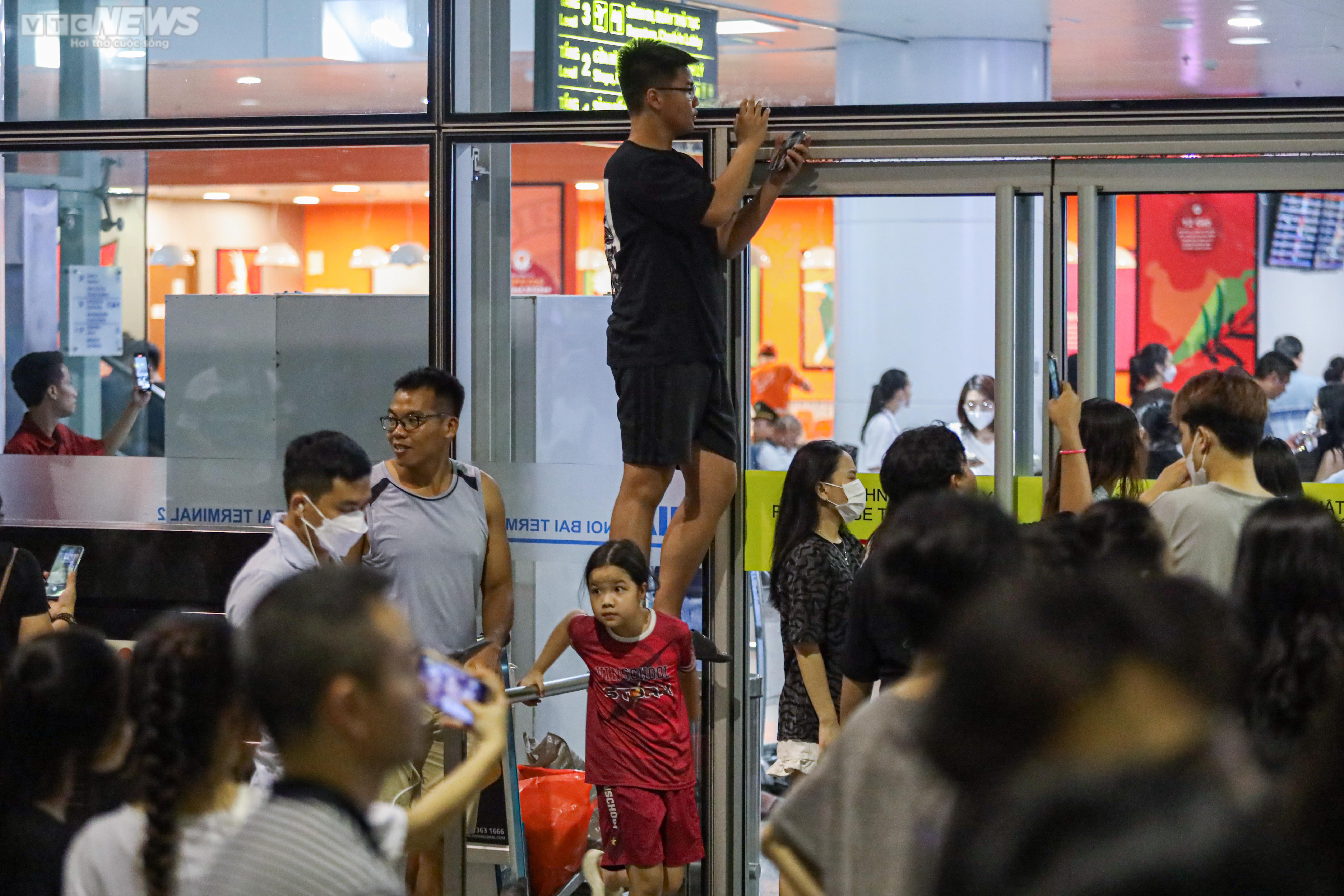 Người hâm mộ vây kín sân bay Nội Bài giữa đêm, chờ đón nhóm nhạc BLACKPINK - 12