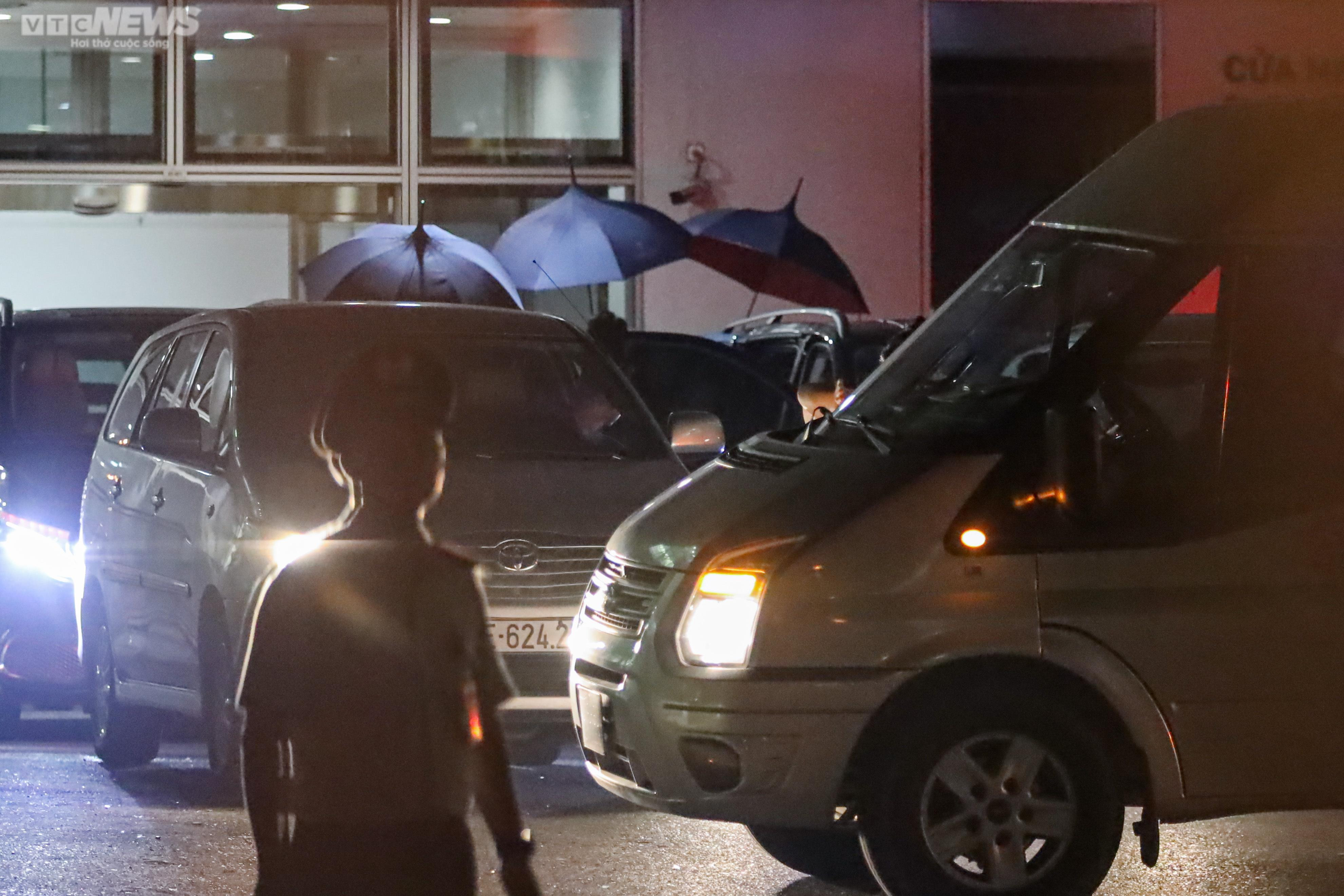 Người hâm mộ đón BLACKPINK tại sân bay: Căng mắt chờ đợi, hớt hải chạy đi tìm thần tượng - 7