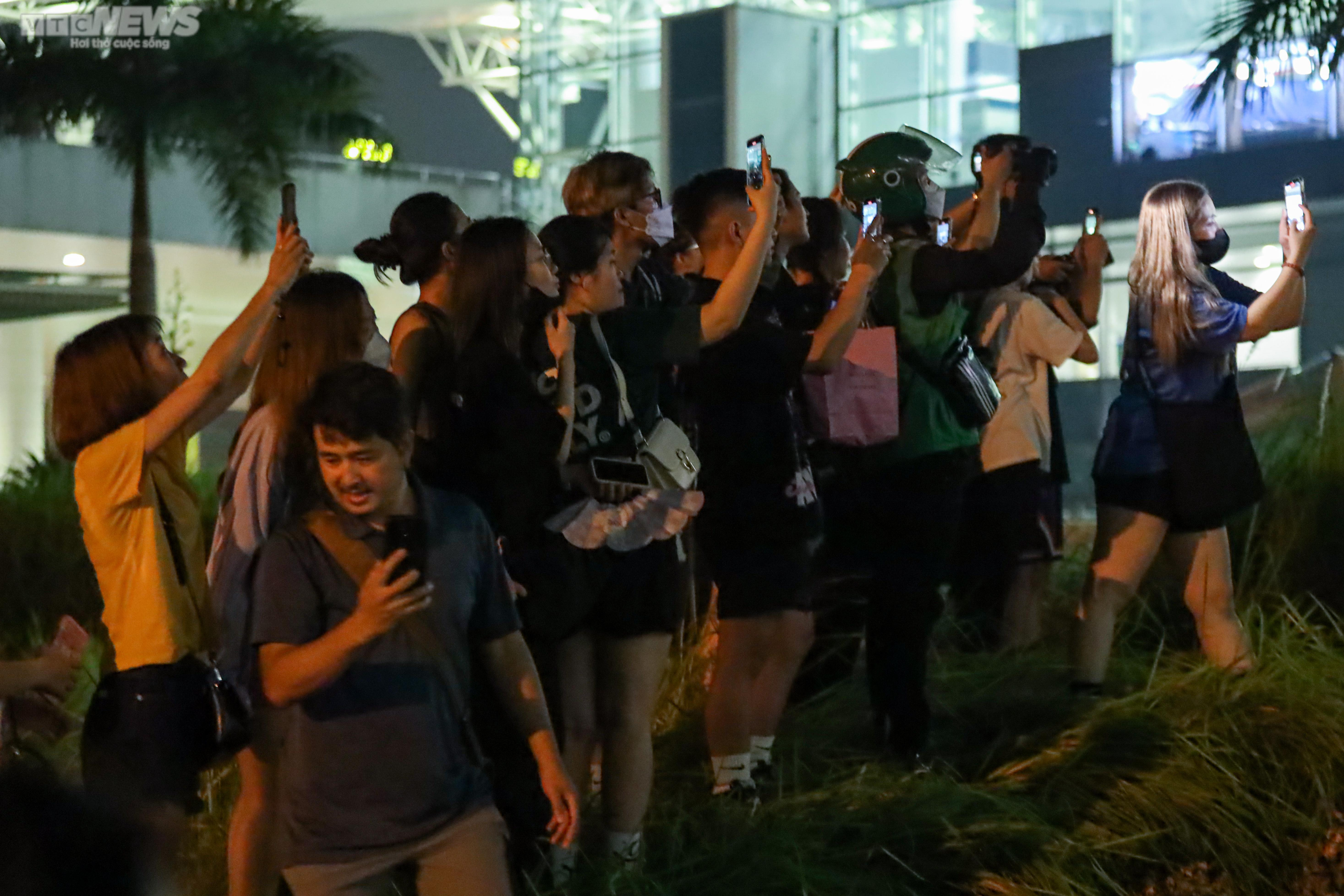 Người hâm mộ đón BLACKPINK tại sân bay: Căng mắt chờ đợi, hớt hải chạy đi tìm thần tượng - 2