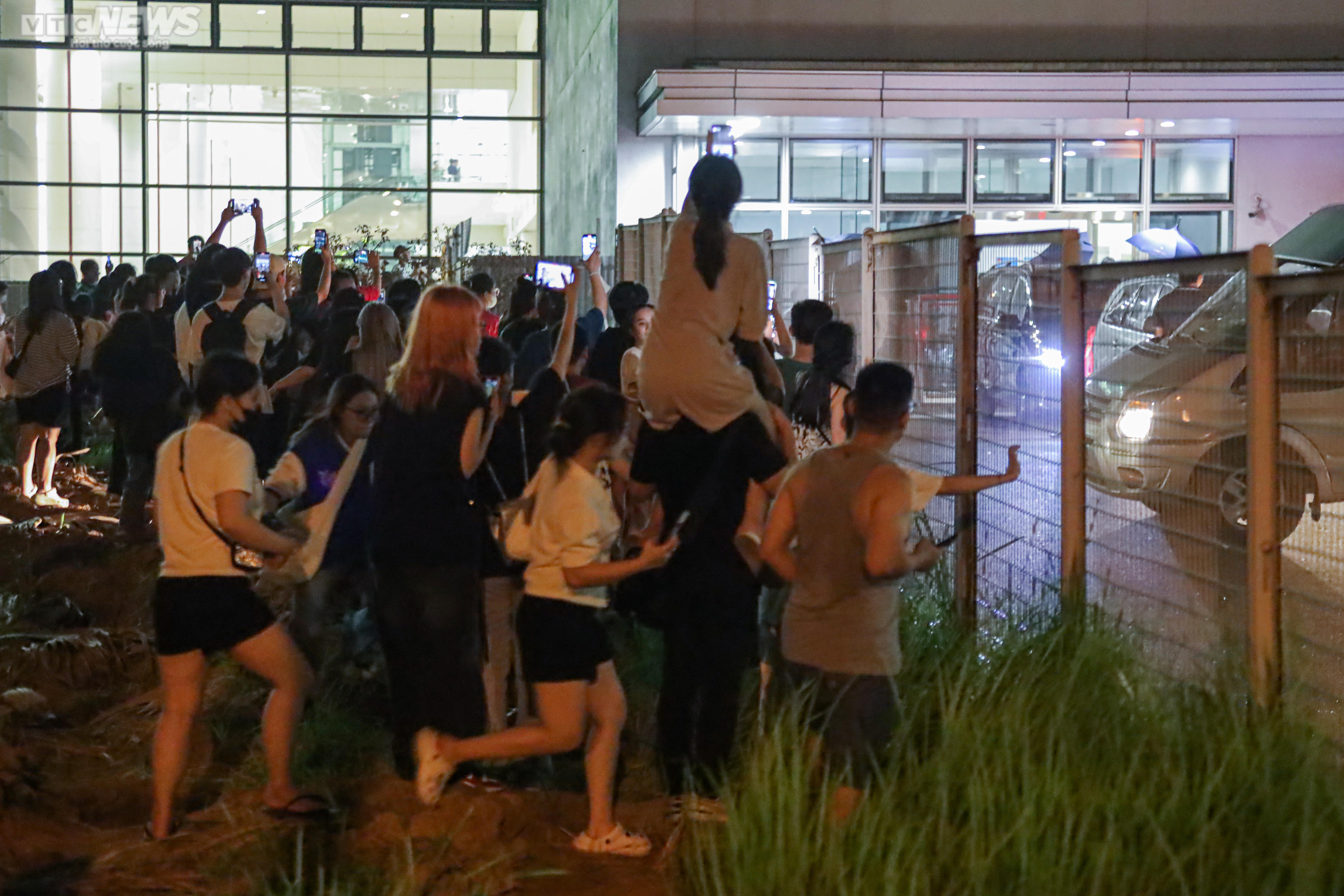 Người hâm mộ đón BLACKPINK tại sân bay: Căng mắt chờ đợi, hớt hải chạy đi tìm thần tượng - 9