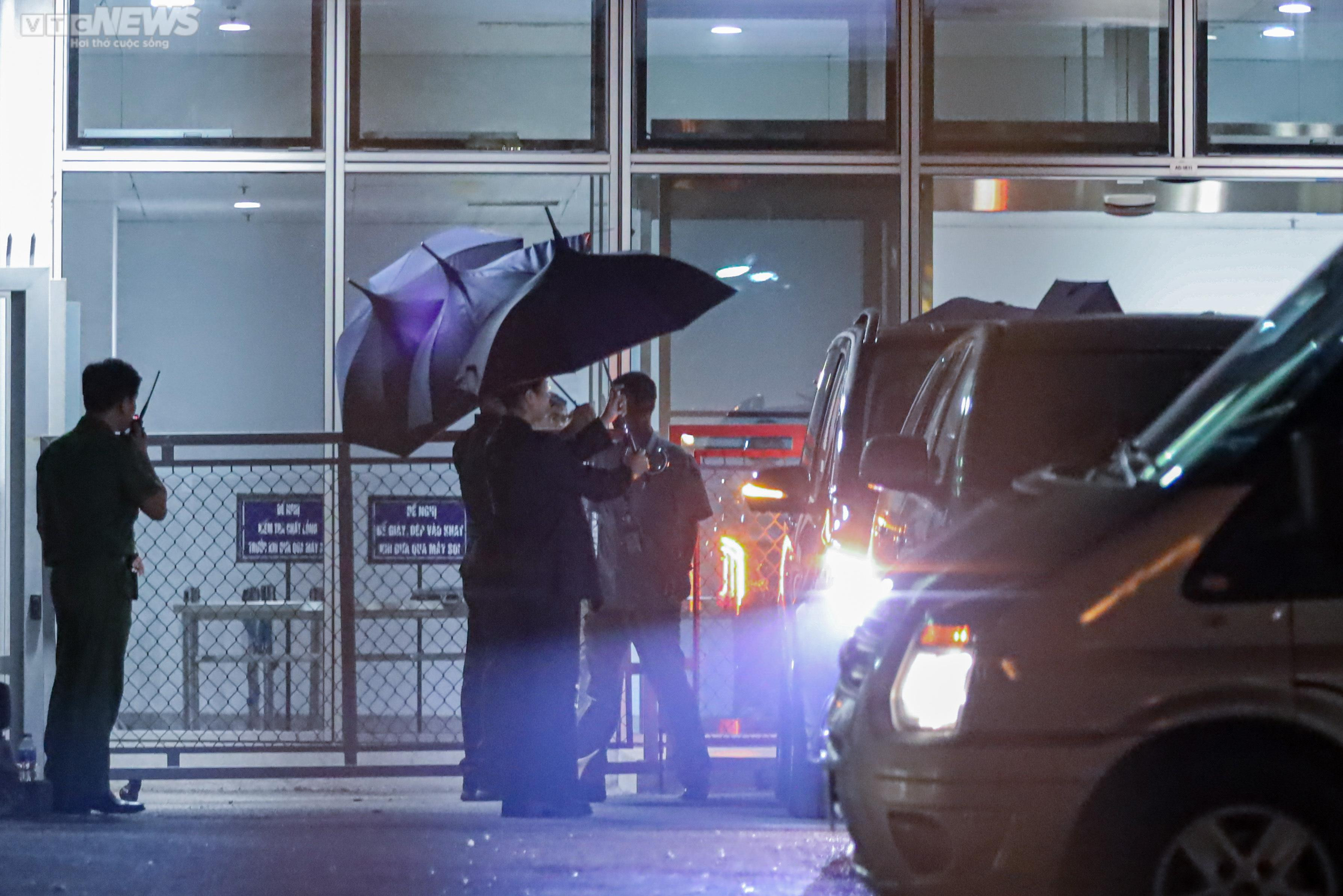 Người hâm mộ đón BLACKPINK tại sân bay: Căng mắt chờ đợi, hớt hải chạy đi tìm thần tượng - 8