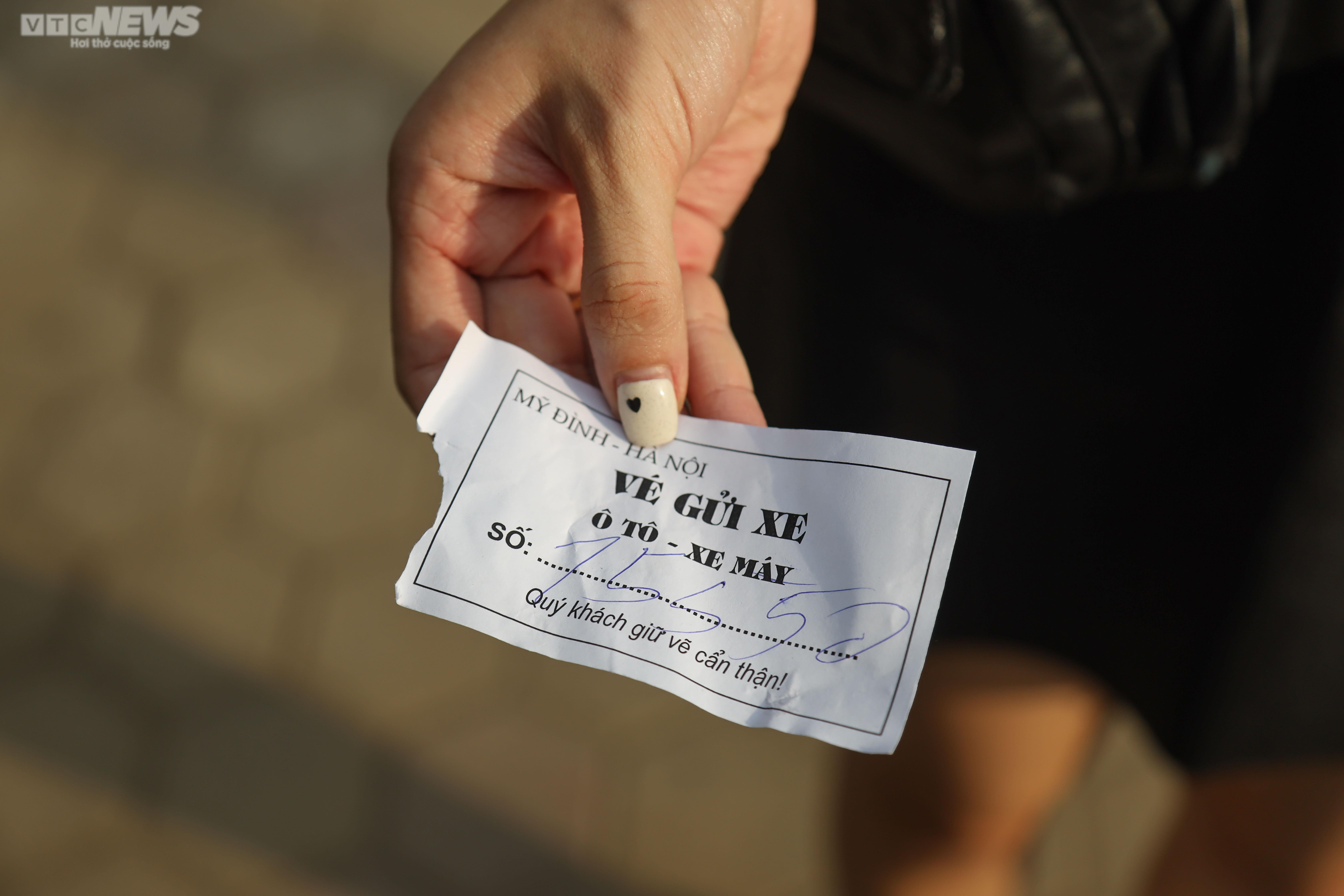 Đông nghẹt người, khán giả show BLACKPINK 'cắn răng' gửi xe ở bãi tự phát - 8