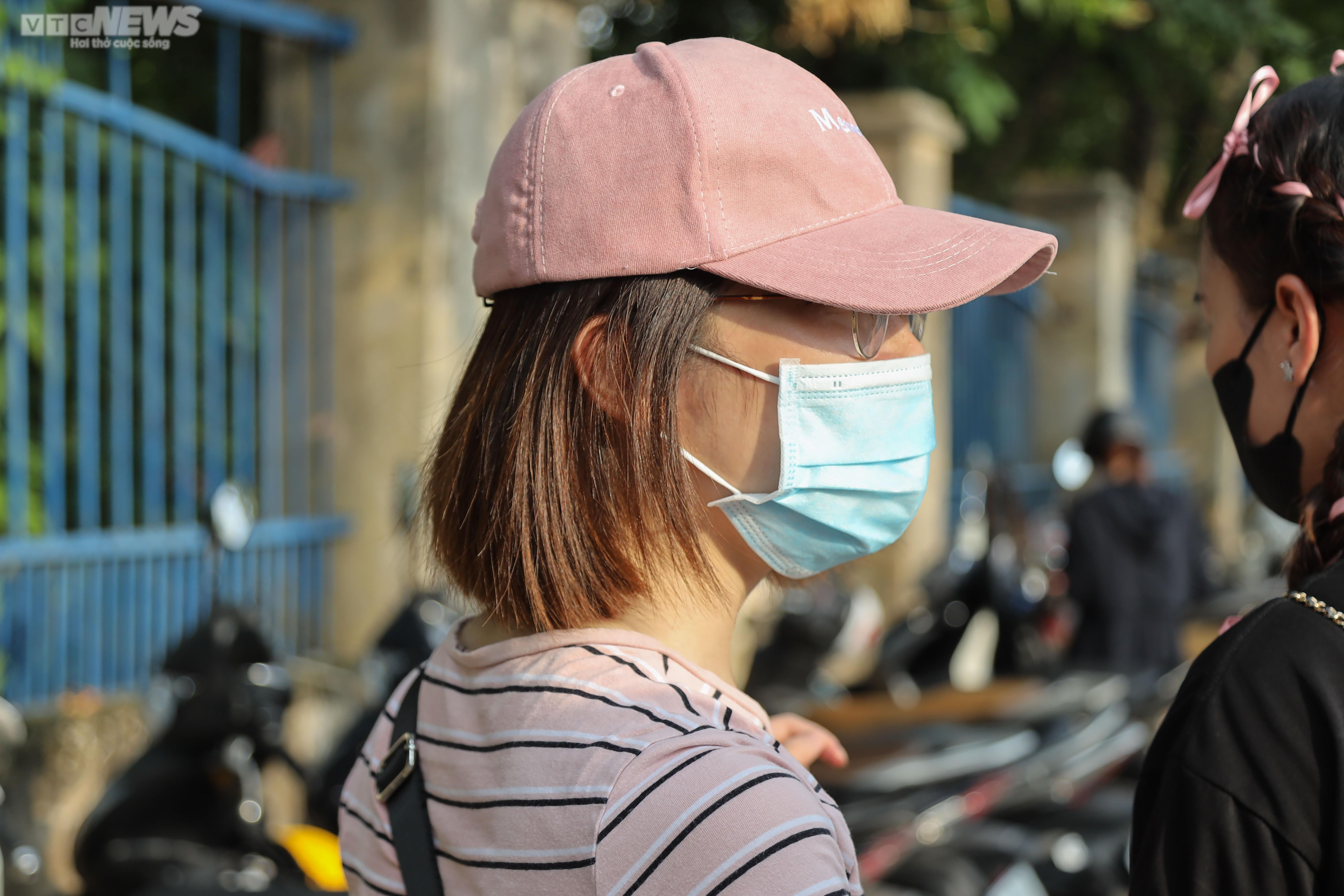 Đông nghẹt người, khán giả show BLACKPINK 'cắn răng' gửi xe ở bãi tự phát - 10