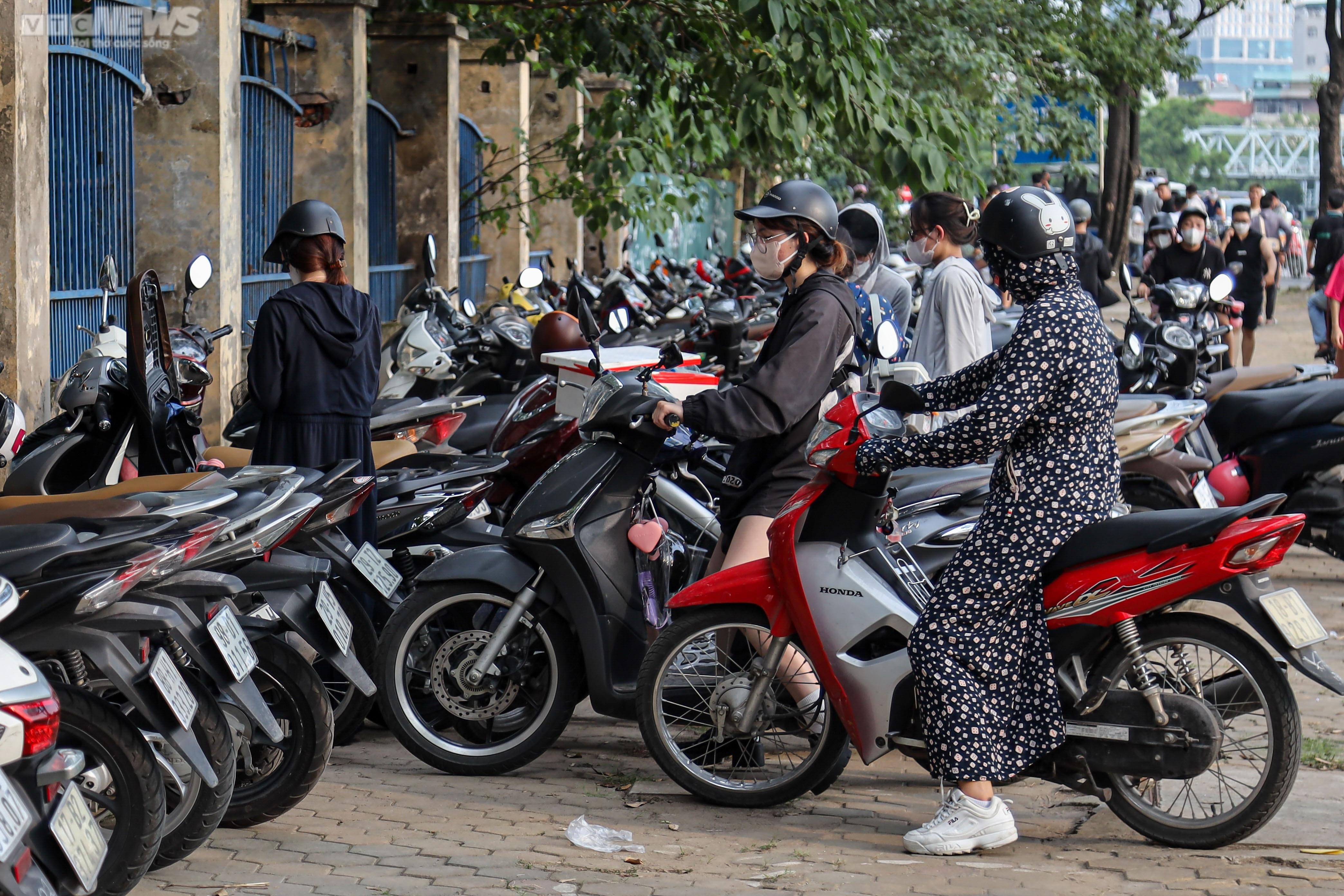 Đông nghẹt người, khán giả show BLACKPINK 'cắn răng' gửi xe ở bãi tự phát - 2
