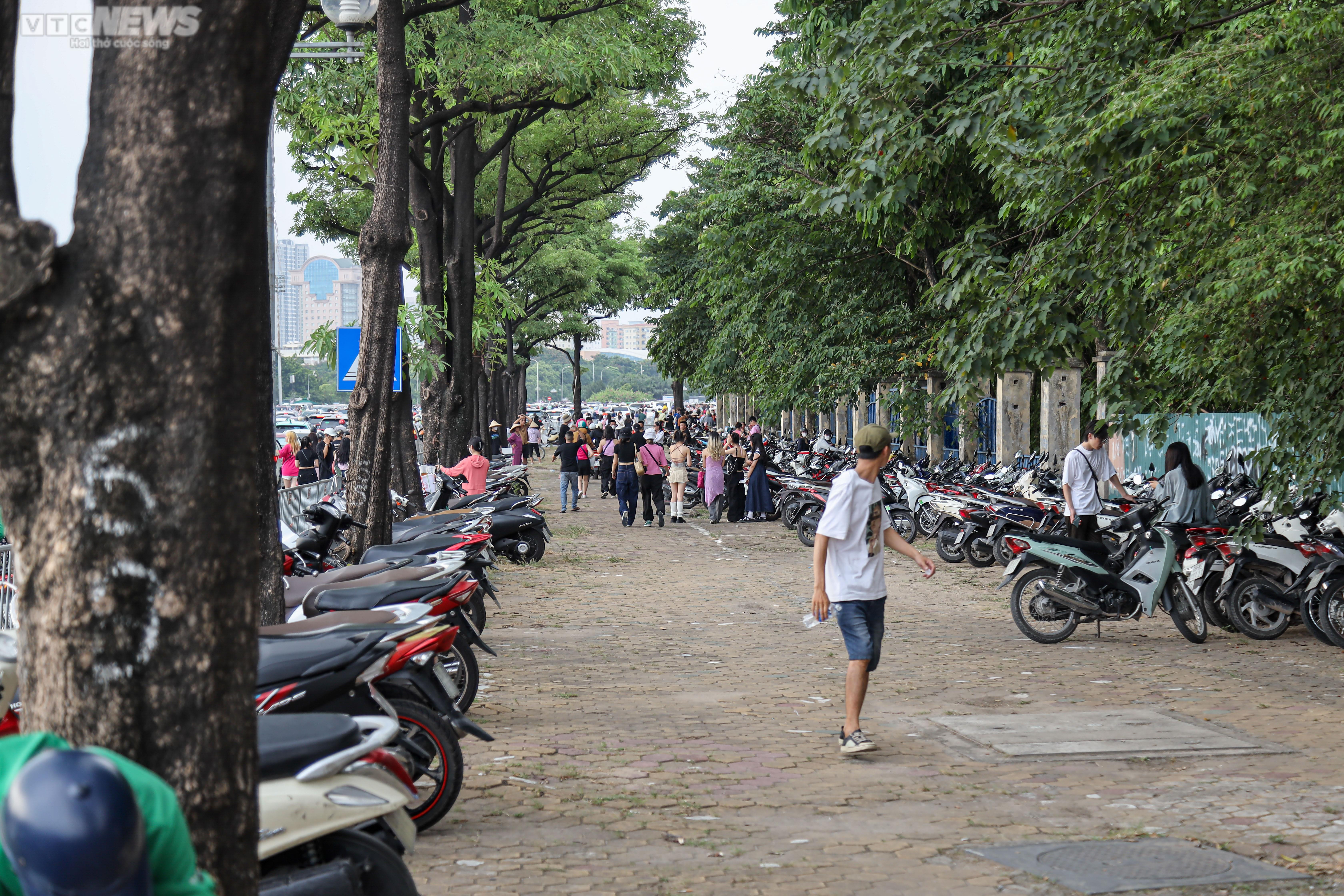 Đông nghẹt người, khán giả show BLACKPINK 'cắn răng' gửi xe ở bãi tự phát - 1