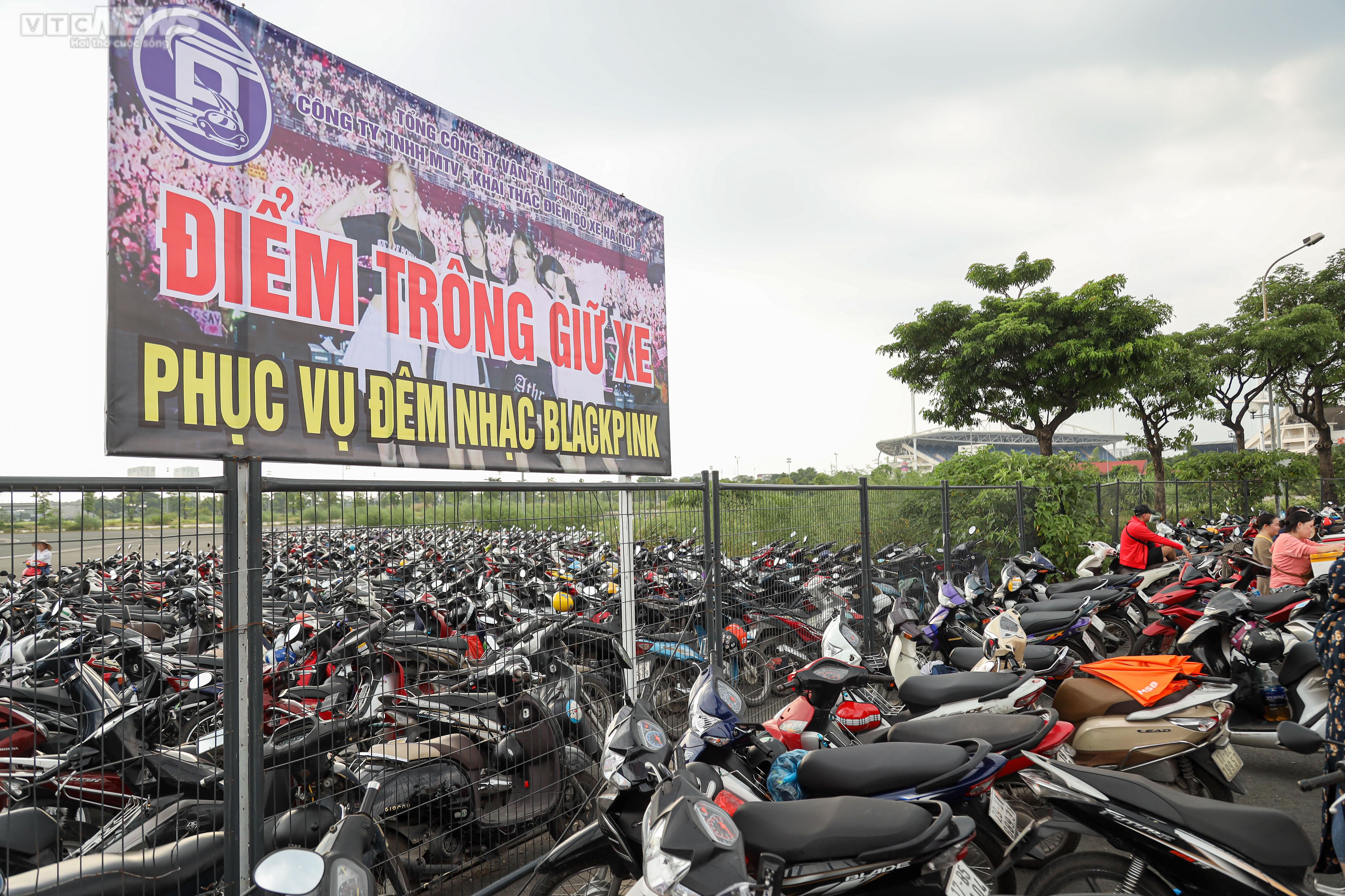 Đông nghẹt người, khán giả show BLACKPINK 'cắn răng' gửi xe ở bãi tự phát - 11