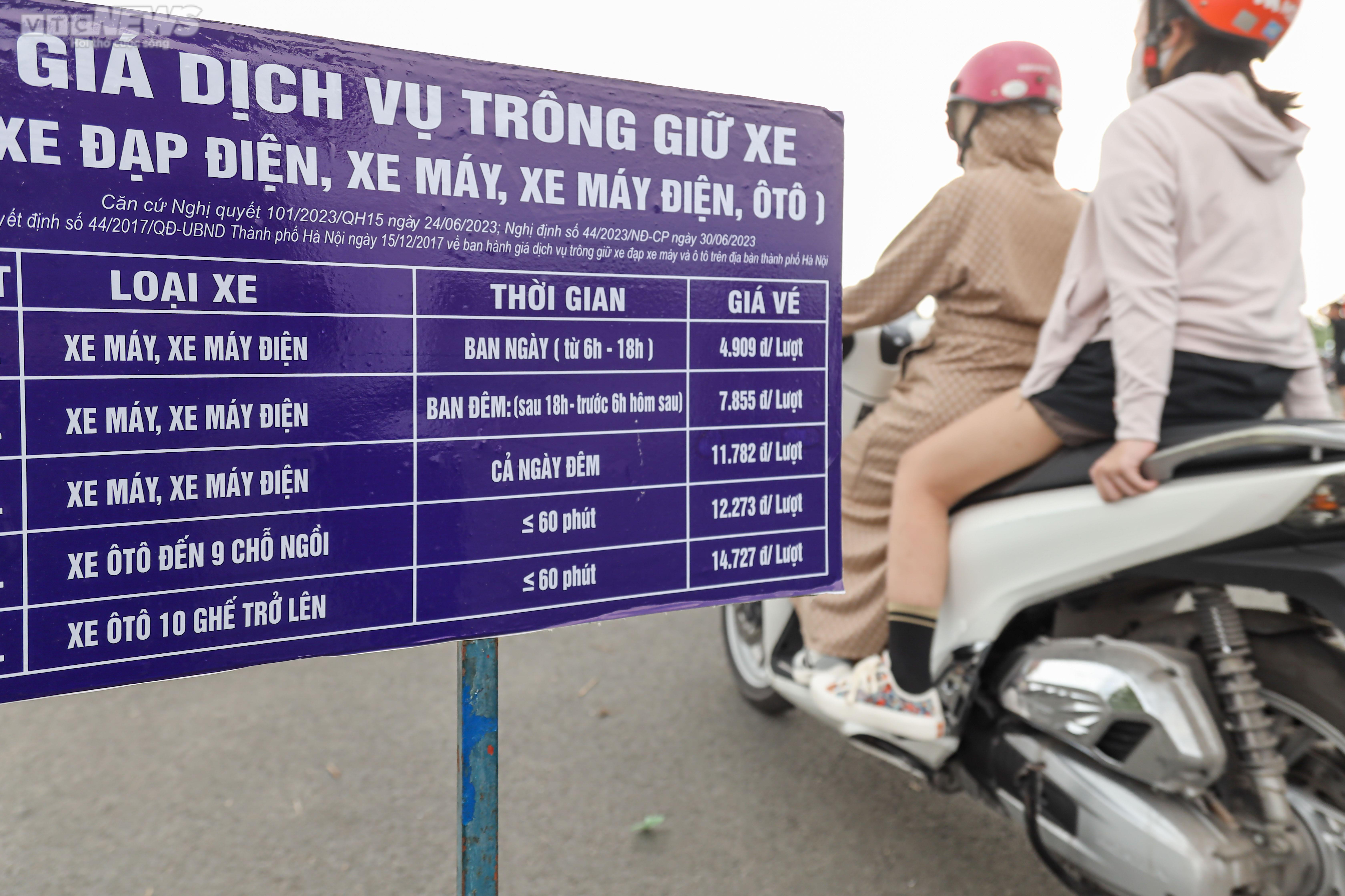 Đông nghẹt người, khán giả show BLACKPINK 'cắn răng' gửi xe ở bãi tự phát - 12