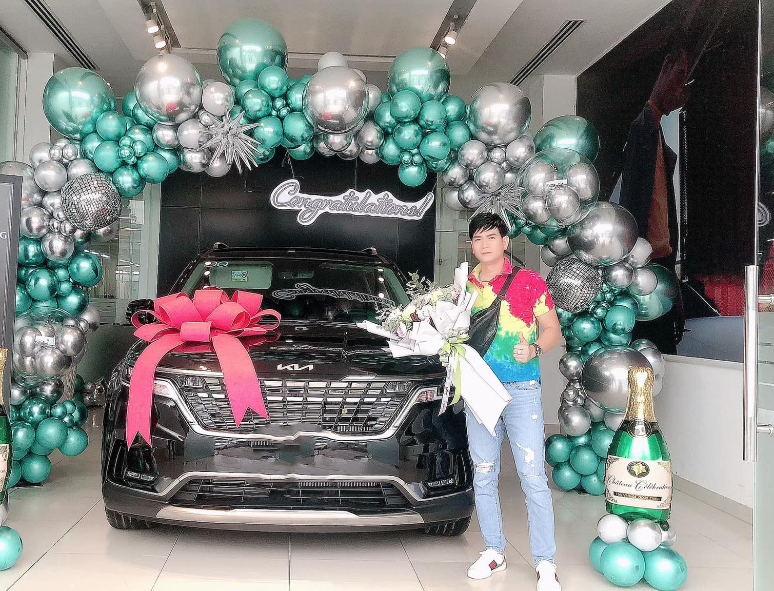 Sao Việt 31/7: Vũ Luân và Hồng Loan tới thăm mộ ba - NSƯT Vũ Linh, Ý Nhi tươi tắn sau ồn ào - 15