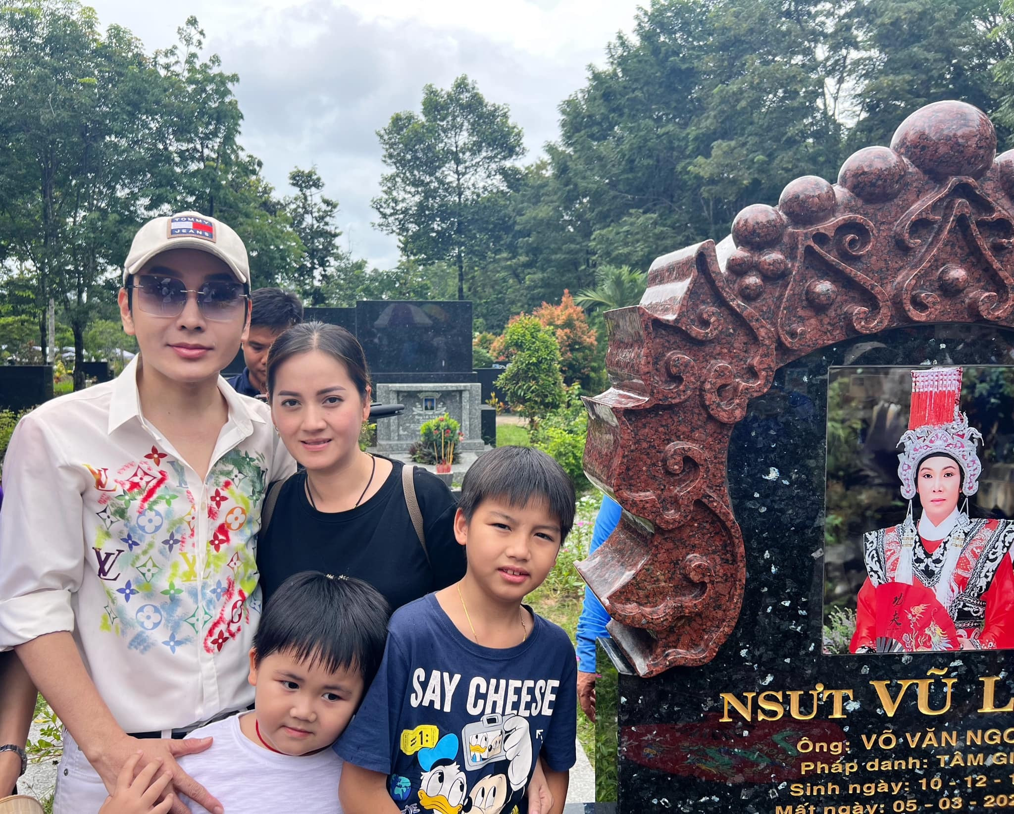 Sao Việt 31/7: Vũ Luân và Hồng Loan tới thăm mộ ba - NSƯT Vũ Linh, Ý Nhi tươi tắn sau ồn ào - 3