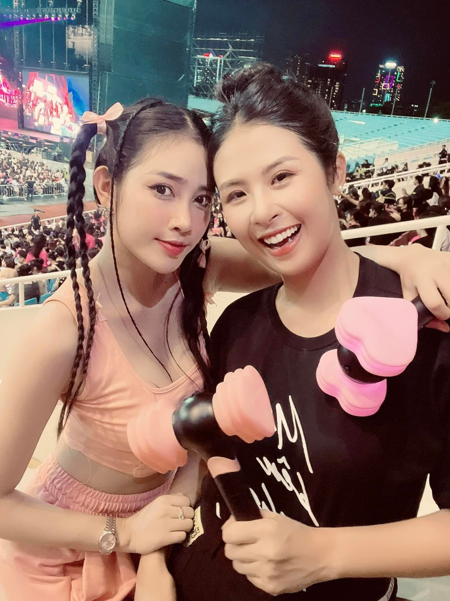 Sao Việt 31/7: Vũ Luân và Hồng Loan tới thăm mộ ba - NSƯT Vũ Linh, Ý Nhi tươi tắn sau ồn ào - 17