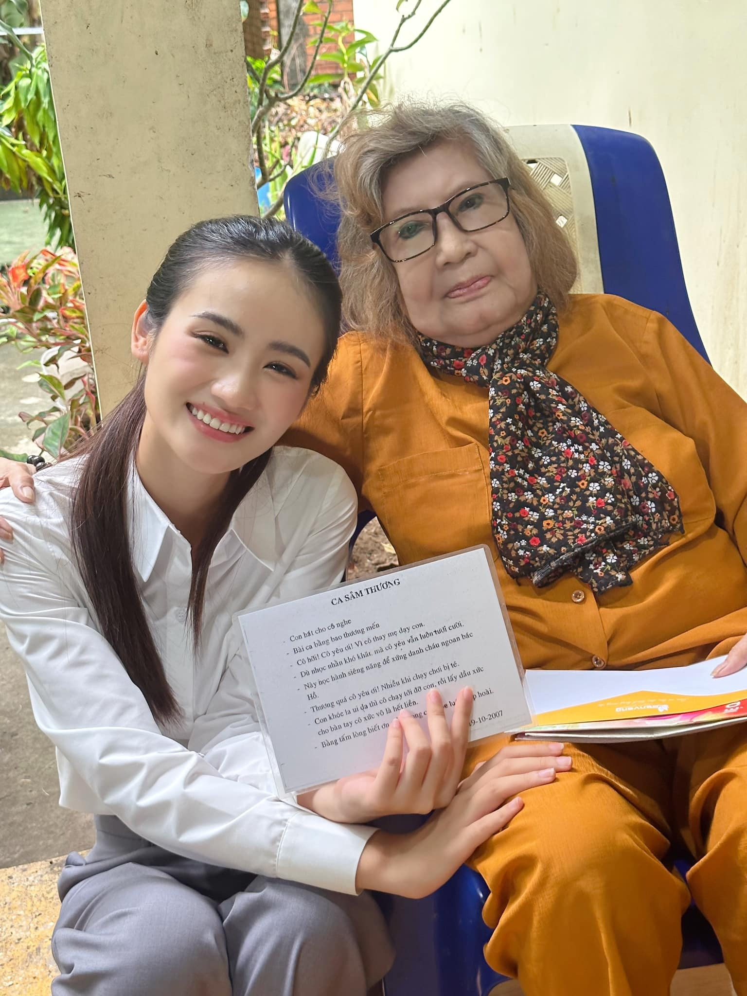 Sao Việt 31/7: Vũ Luân và Hồng Loan tới thăm mộ ba - NSƯT Vũ Linh, Ý Nhi tươi tắn sau ồn ào - 2