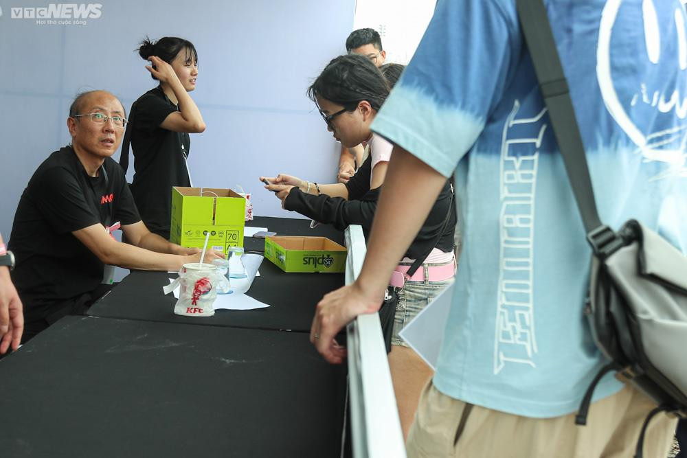 Khán giả phấn khích tới đêm diễn BLACKPINK thứ 2 trong sắc hồng đen - 2