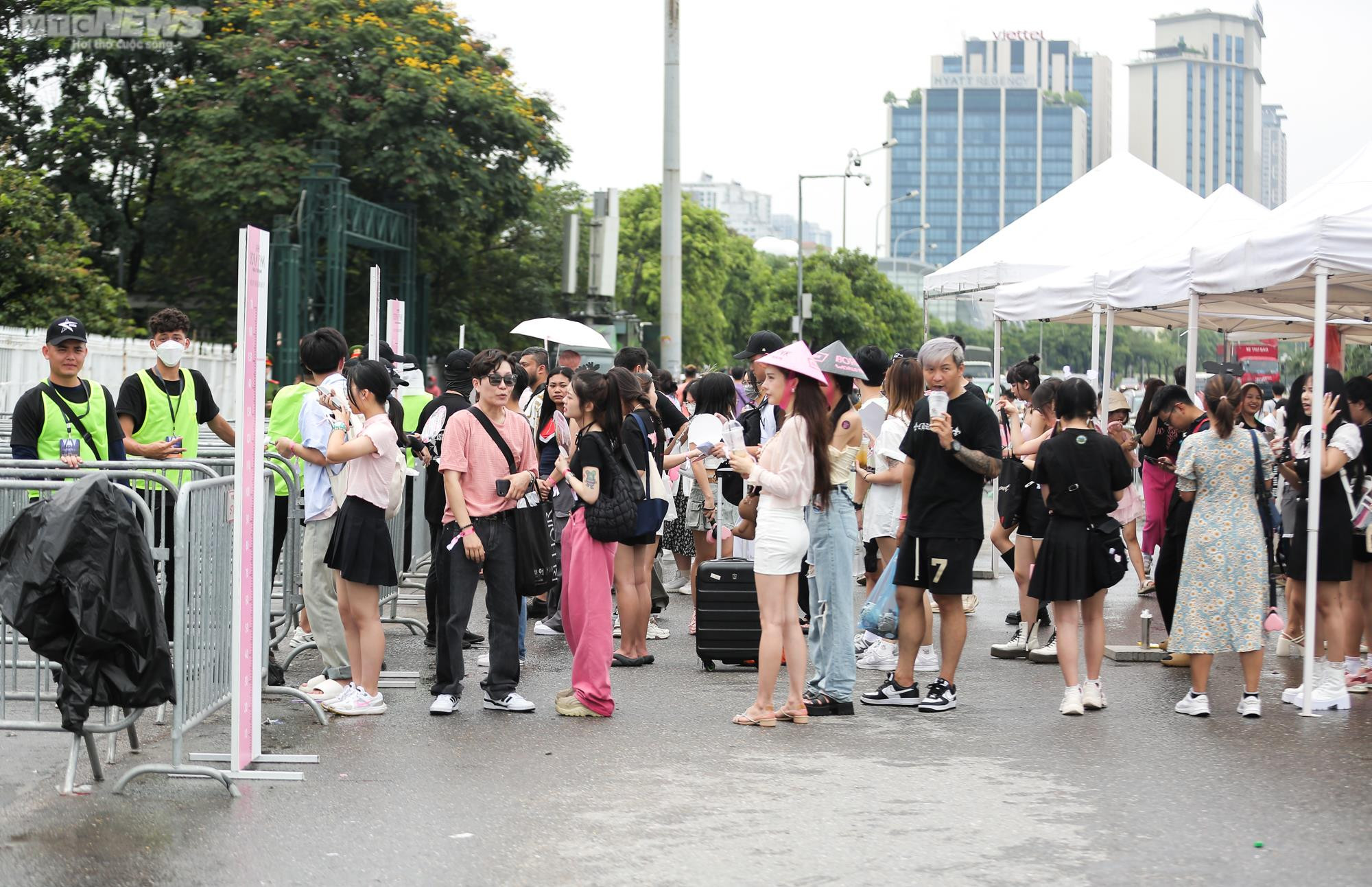 Phe vé BLACKPINK: Tăng 4 triệu đồng/cặp, đội mưa nắng suốt 3 ngày mong kiếm lời - 10