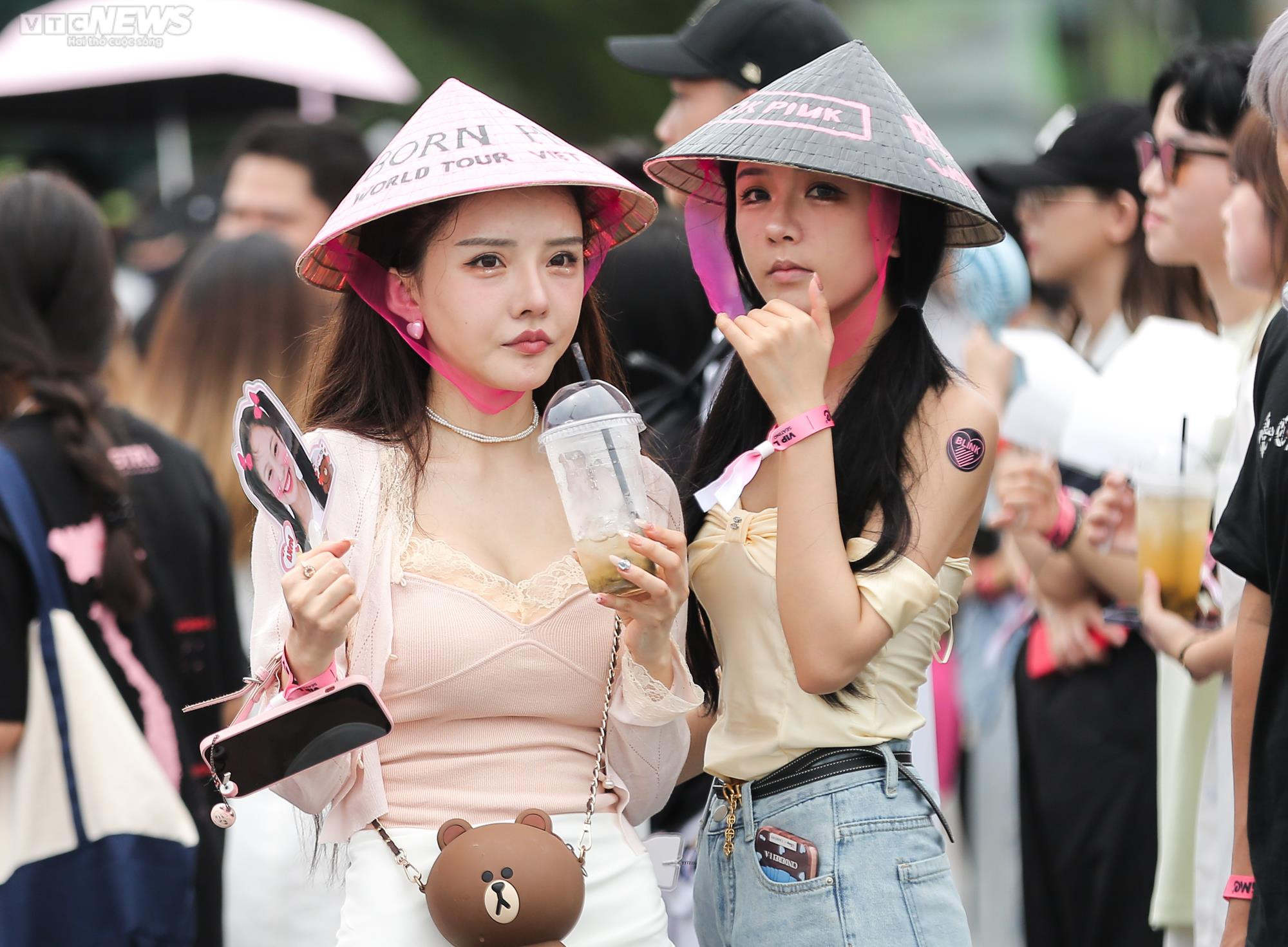 Phe vé BLACKPINK: Tăng 4 triệu đồng/cặp, đội mưa nắng suốt 3 ngày mong kiếm lời - 8