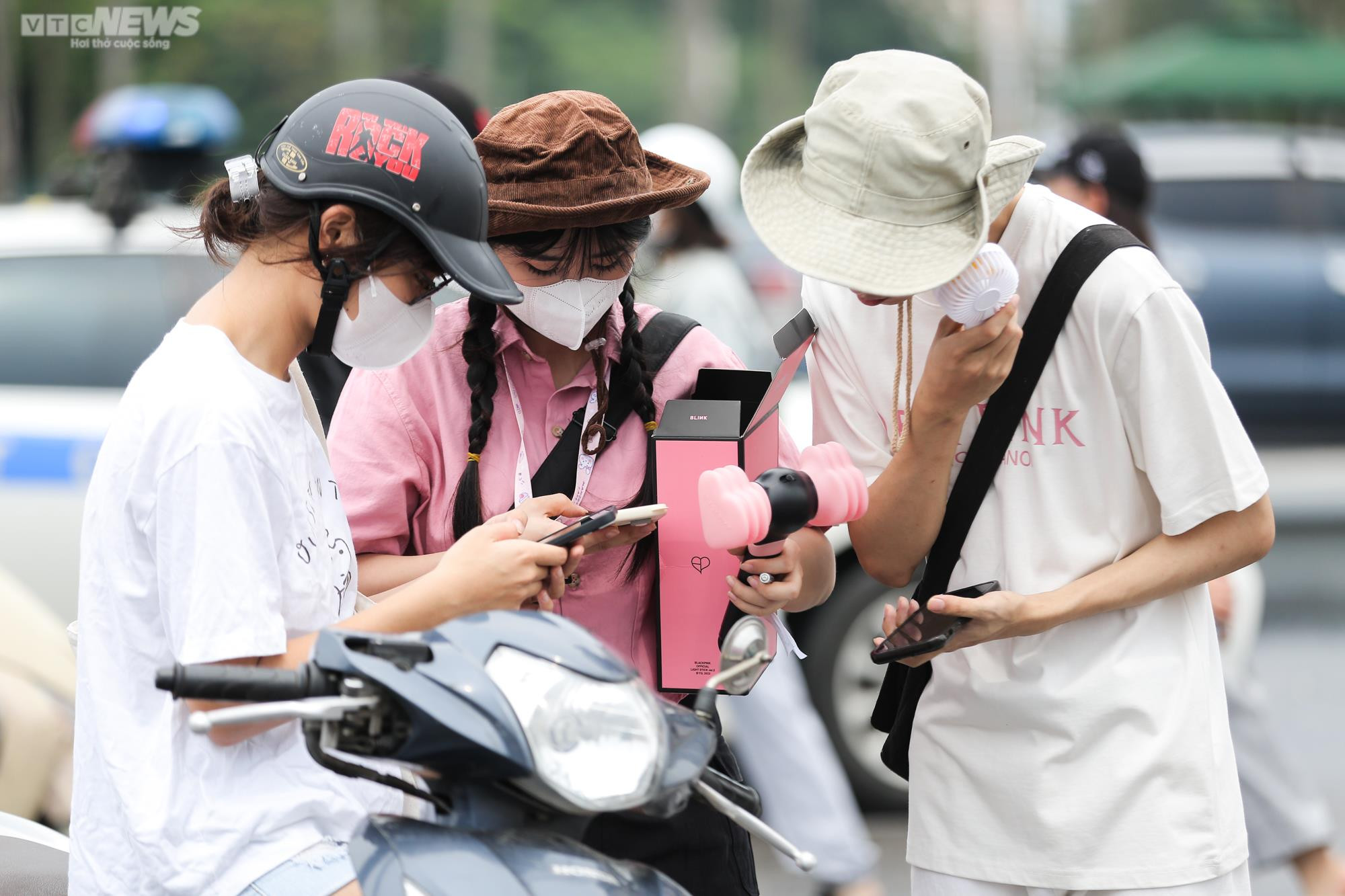 Phe vé BLACKPINK: Tăng 4 triệu đồng/cặp, đội mưa nắng suốt 3 ngày mong kiếm lời - 5