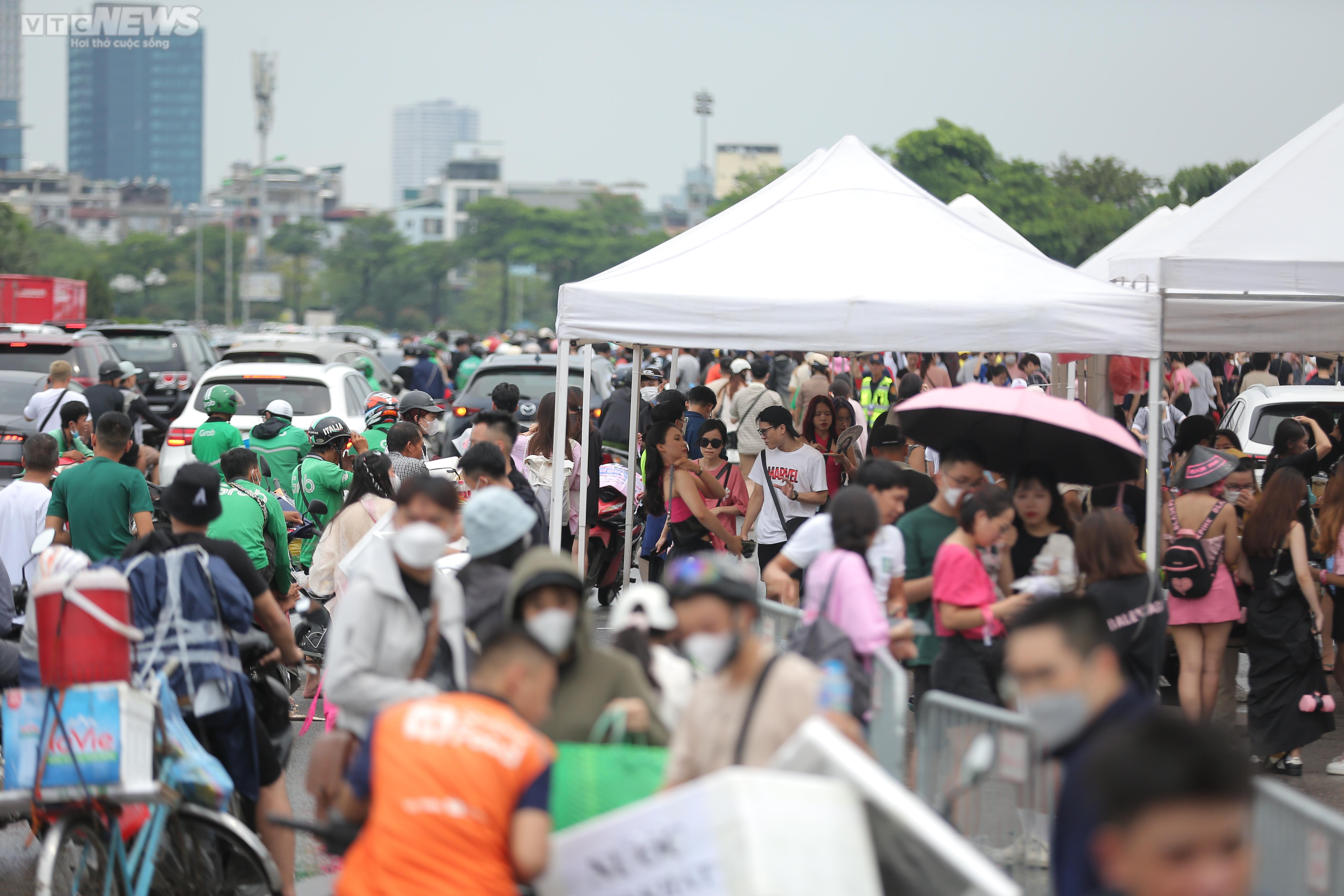 Phe vé BLACKPINK: Tăng 4 triệu đồng/cặp, đội mưa nắng suốt 3 ngày mong kiếm lời - 7