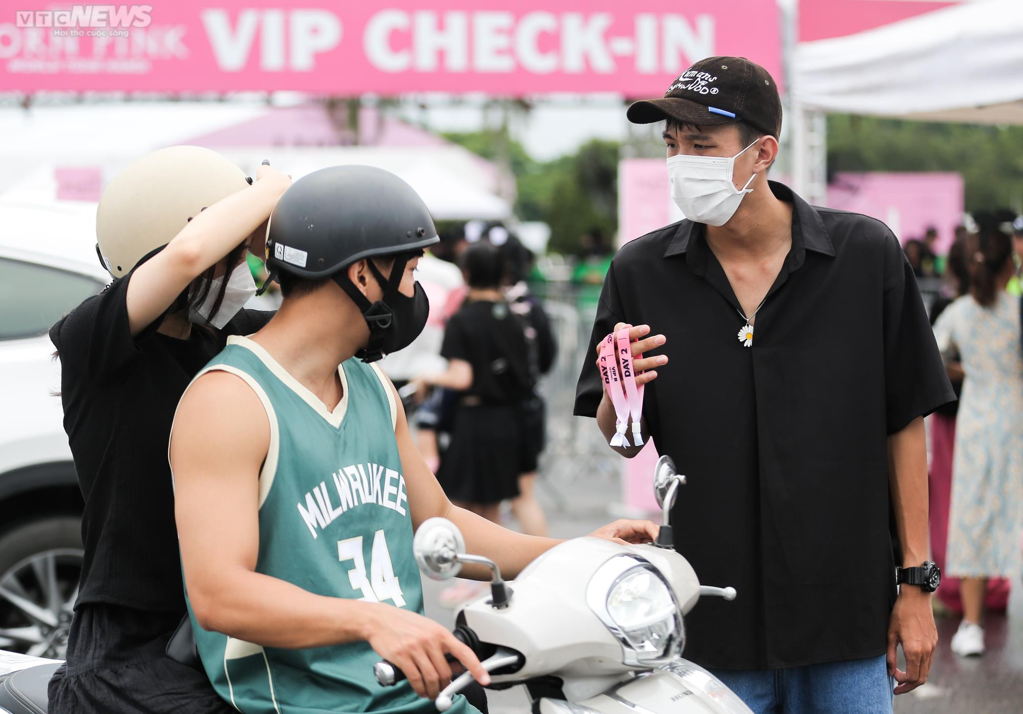 Phe vé BLACKPINK: Tăng 4 triệu đồng/cặp, đội mưa nắng suốt 3 ngày mong kiếm lời - 6