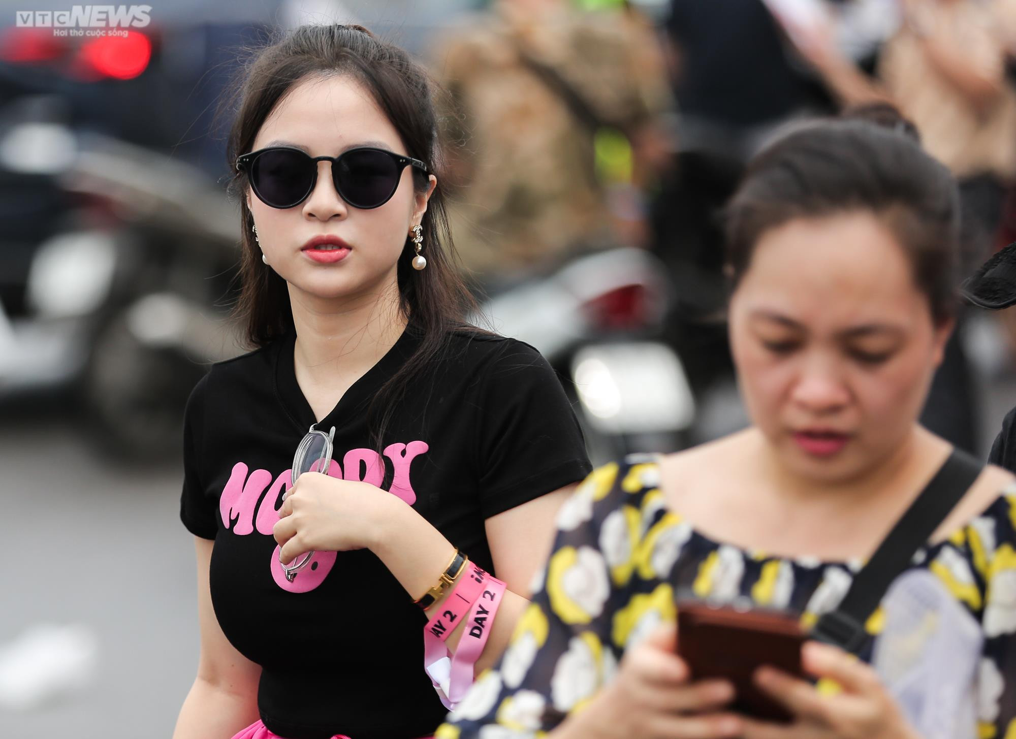 Phe vé BLACKPINK: Tăng 4 triệu đồng/cặp, đội mưa nắng suốt 3 ngày mong kiếm lời - 9