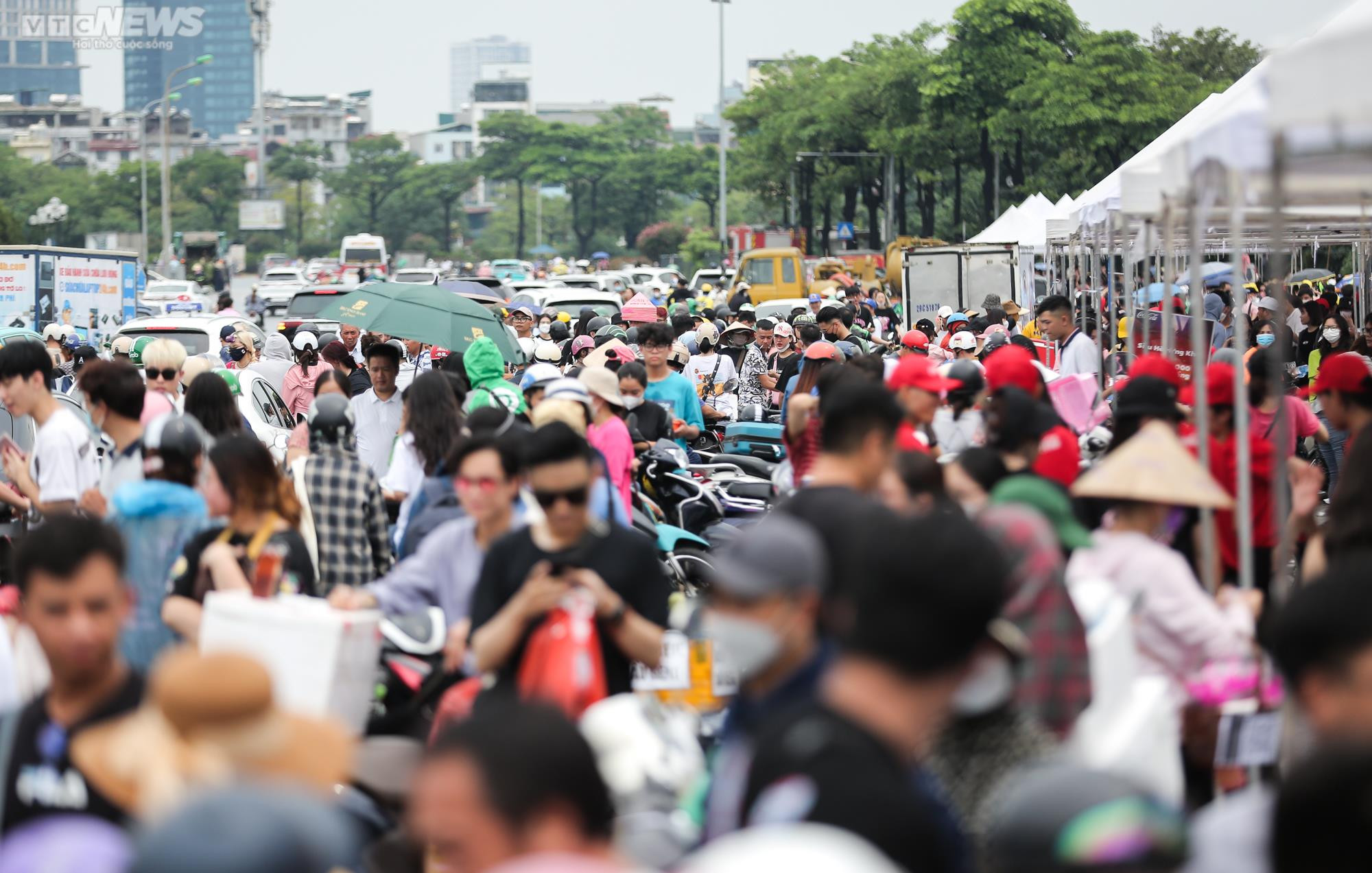 Phe vé BLACKPINK: Tăng 4 triệu đồng/cặp, đội mưa nắng suốt 3 ngày mong kiếm lời - 2